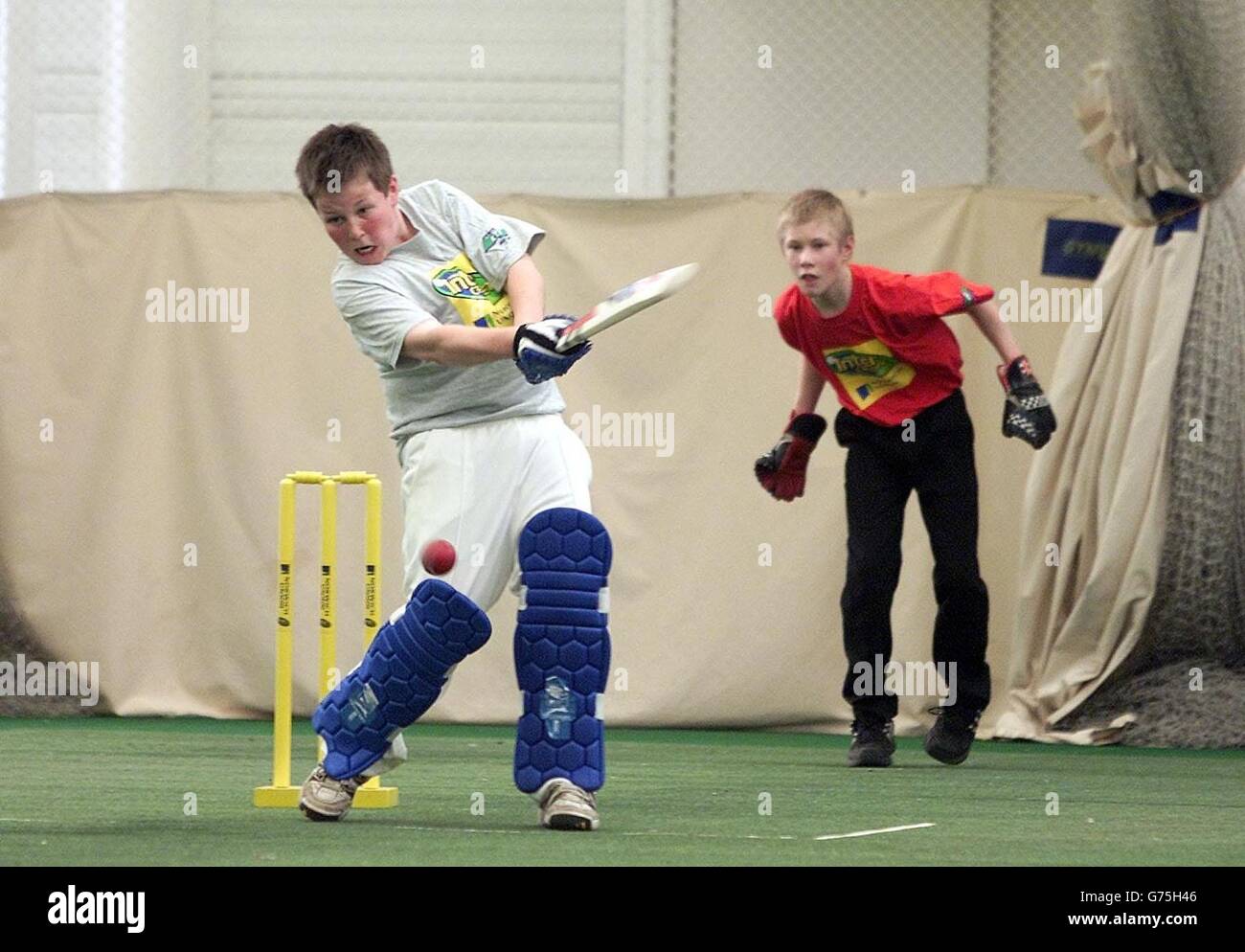 Harry Drohan von der Bishop Ullarthorne School, Warwickshire, hat sich beim Norwich Union Inter Cricket Wettbewerb in Edgbaston, Birmingham, gegen die Lode Heath School, Solihull geschlagen. Stockfoto