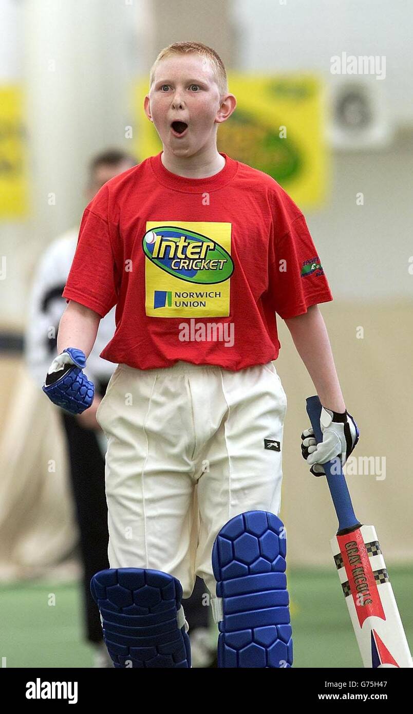 Ross Johnson von der Lode Heath School, Solihull feiert den Sieg gegen die Holyhead School aus dem Norden von Birmingham beim Norwich Union Inter Cricket Wettbewerb in Edgbaston, Birmingham. Stockfoto