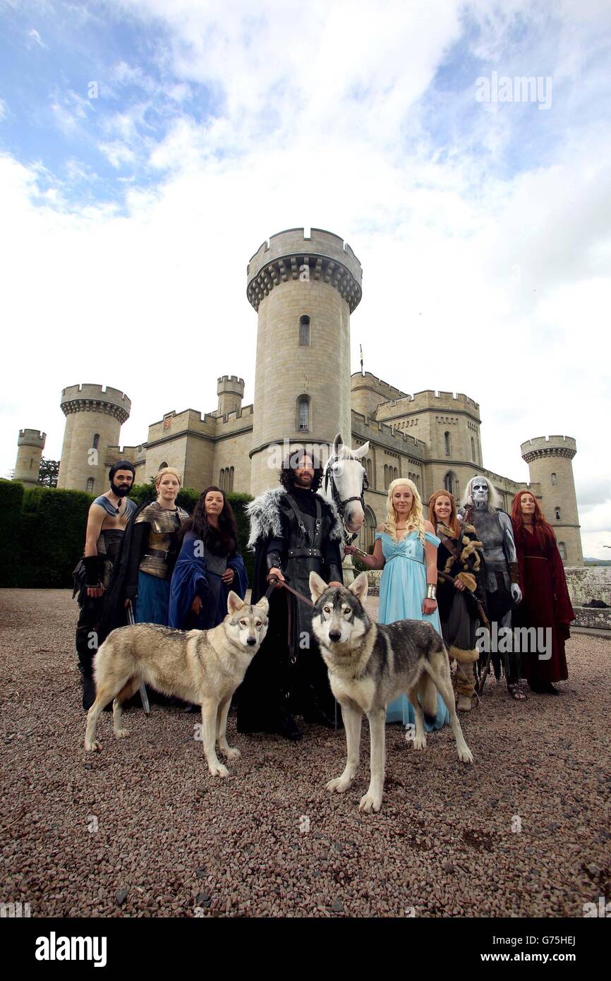 Game of Thrones die Superfans Kerry Ford und Darren Prew, die als Daenerys Targaryen bzw. Jon Snow gekleidet sind, mit ihren Familien vor ihrer thematischen Hochzeit im Eastnor Castle in Herefordshire, die von blinkbox arrangiert wurde. Stockfoto