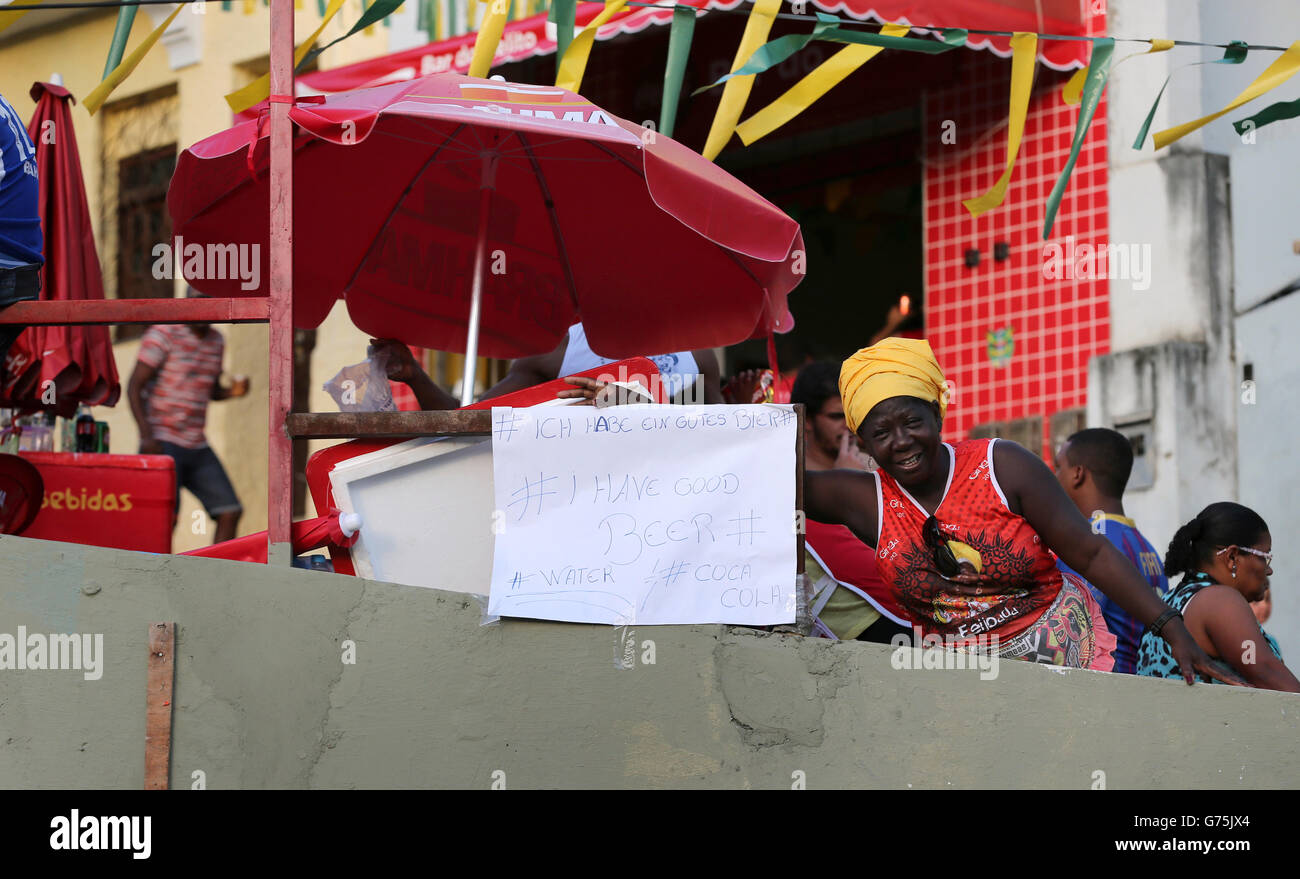 Einheimische werben auf den Straßen für Bier und andere Getränke Salvador vor dem Spiel zwischen Deutschland und Portugal Stockfoto