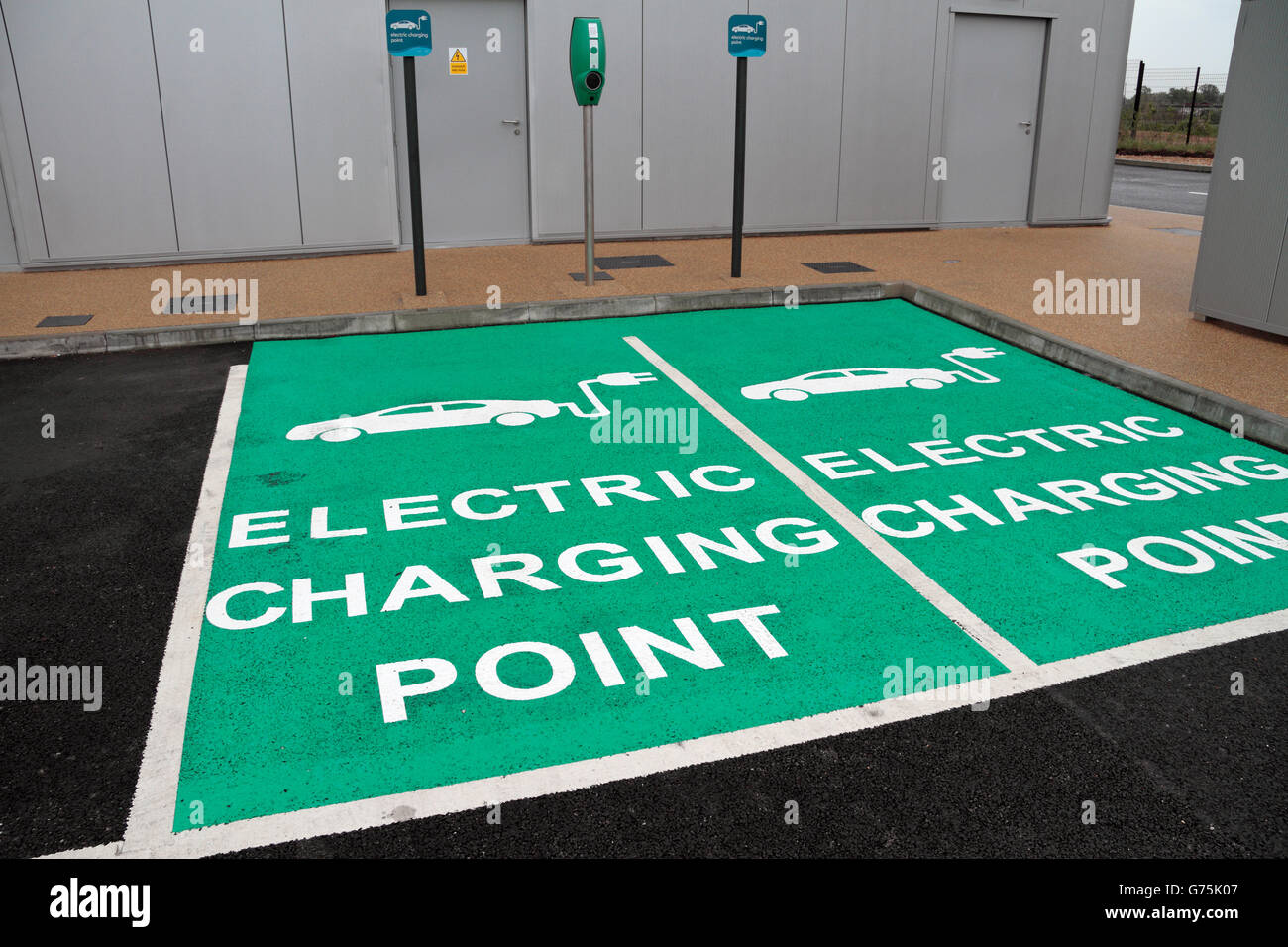 Eine Ladestation für Elektroautos Punkt in einen Park &amp; Ride am Rande des Portsmouth, UK. Stockfoto