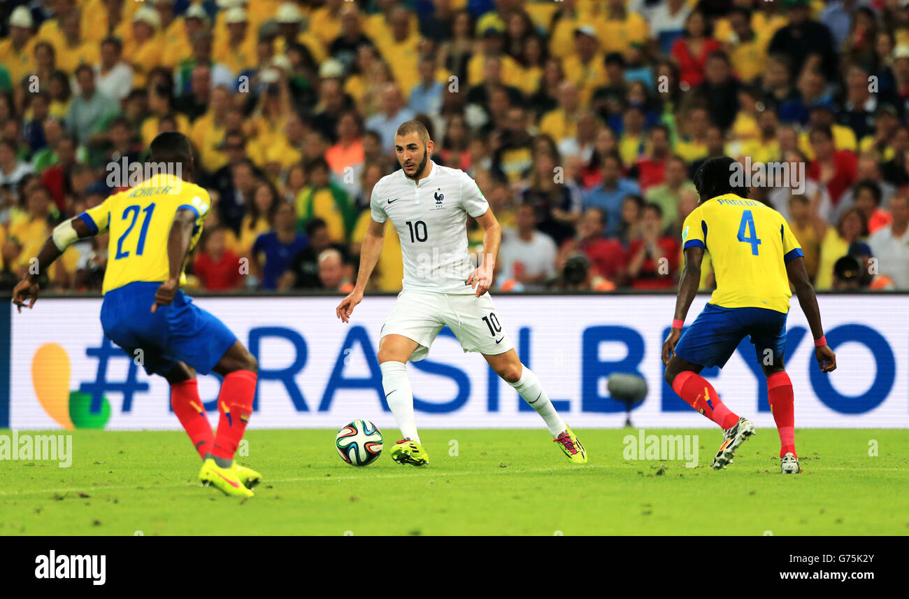 Der französische Karim Benzema nimmt gegen den ecuadorianischen Gabriel Achillier (links) und an Juan Carlos Paredes (rechts) Stockfoto