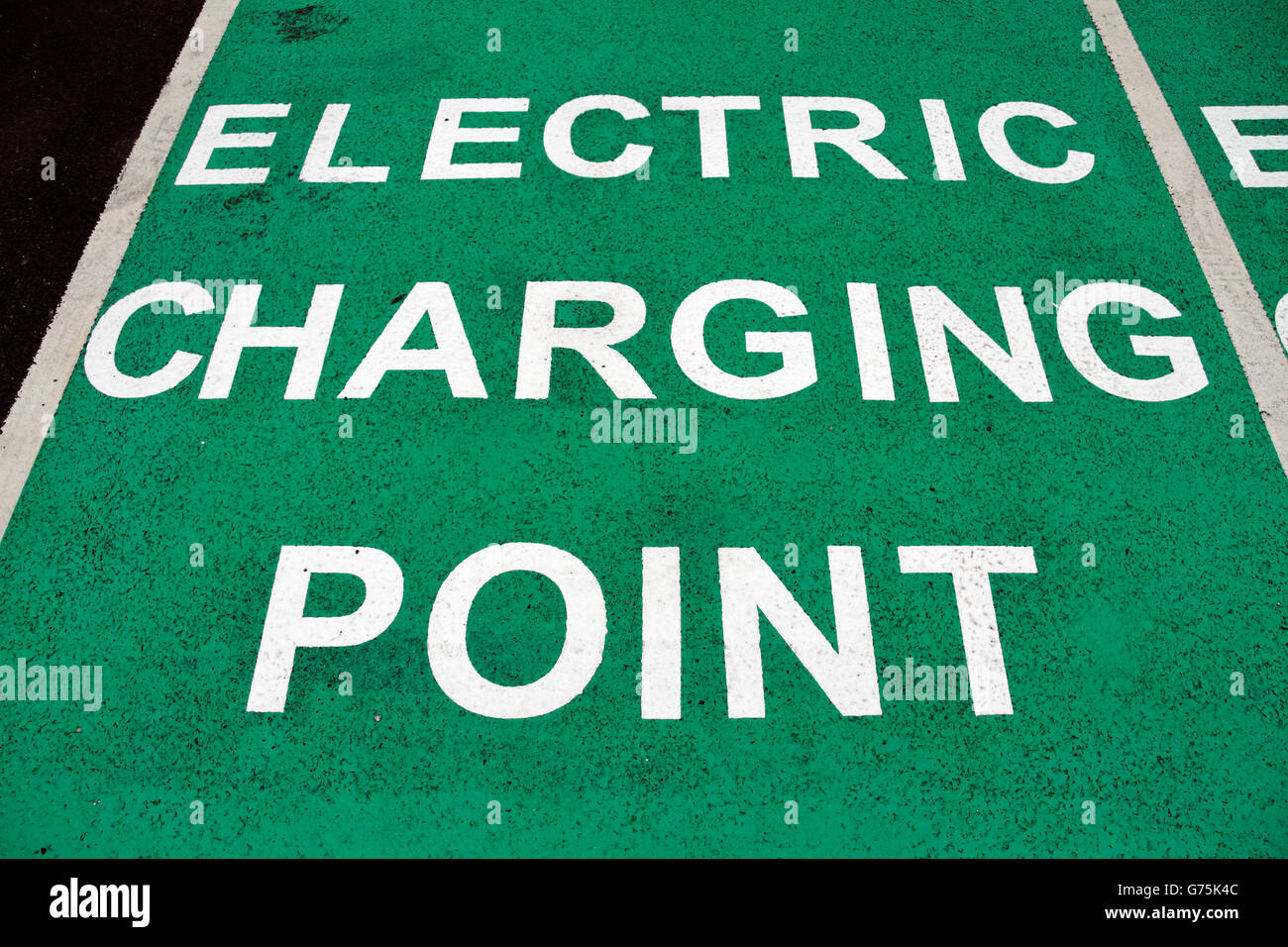 Eine Ladestation für Elektroautos Punkt in einen Park &amp; Ride am Rande des Portsmouth, UK. Stockfoto