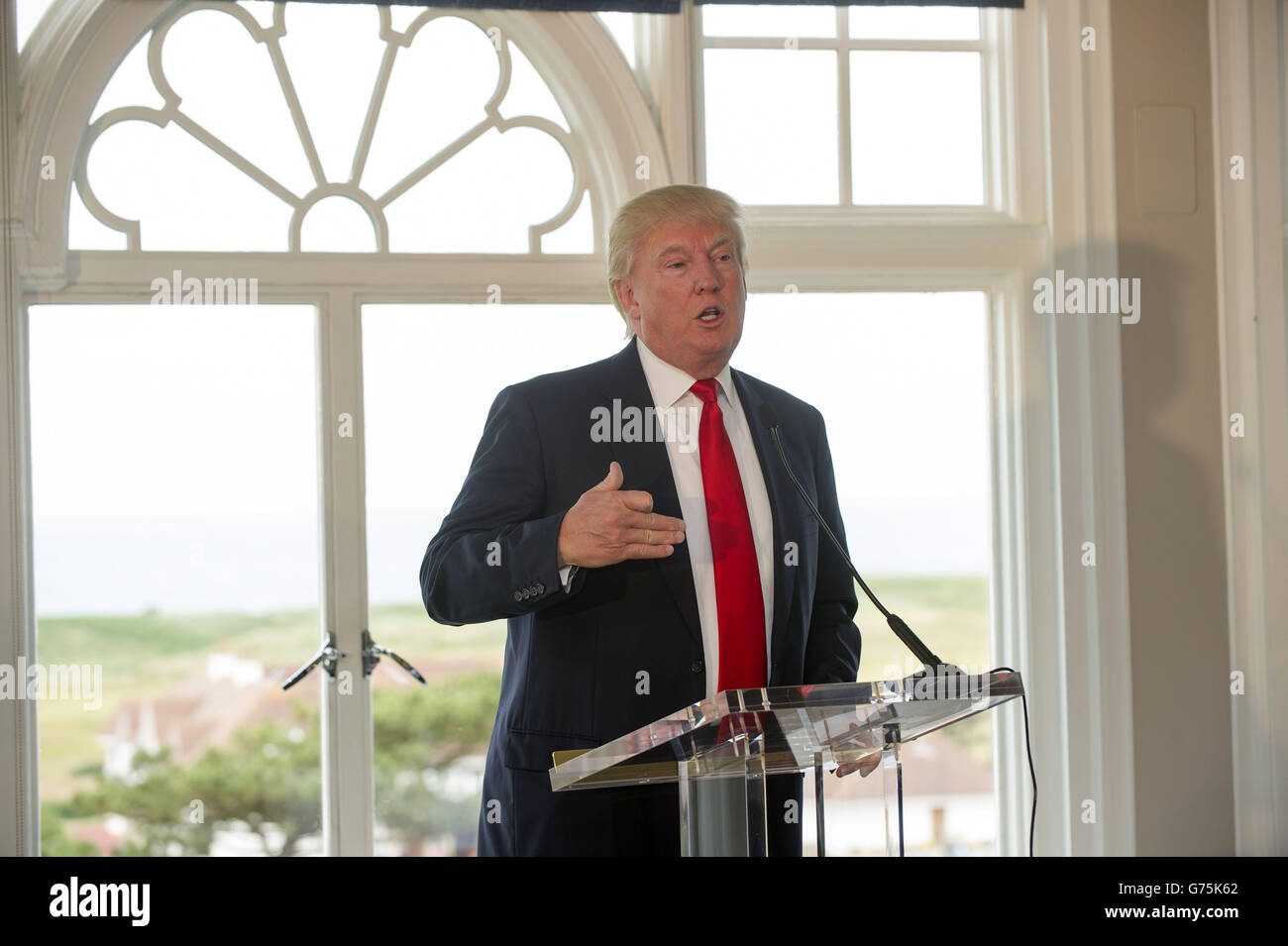Donald Trump spricht die Medien während einer Fotoanrufezeit im Trump Turnberry Resort, Ayrshire. DRÜCKEN Sie VERBANDSFOTO. Bilddatum: Mittwoch, 2. Juli 2014. Bildnachweis sollte lauten: Kenny Smith/PA Wire. Stockfoto