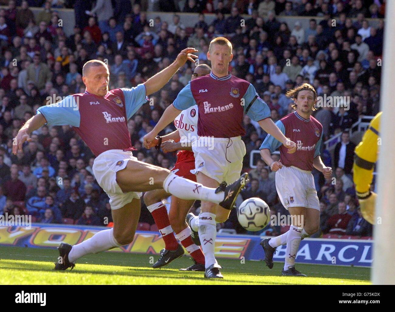 West Ham United's Tomas Repka links und Steve Lomas (rechts) greifen das Charlton-Tor an, während ihres FA Barclaycard Premiership Spiels im West Ham Upton Park Stadion. (Endergebnis 2-0) Stockfoto