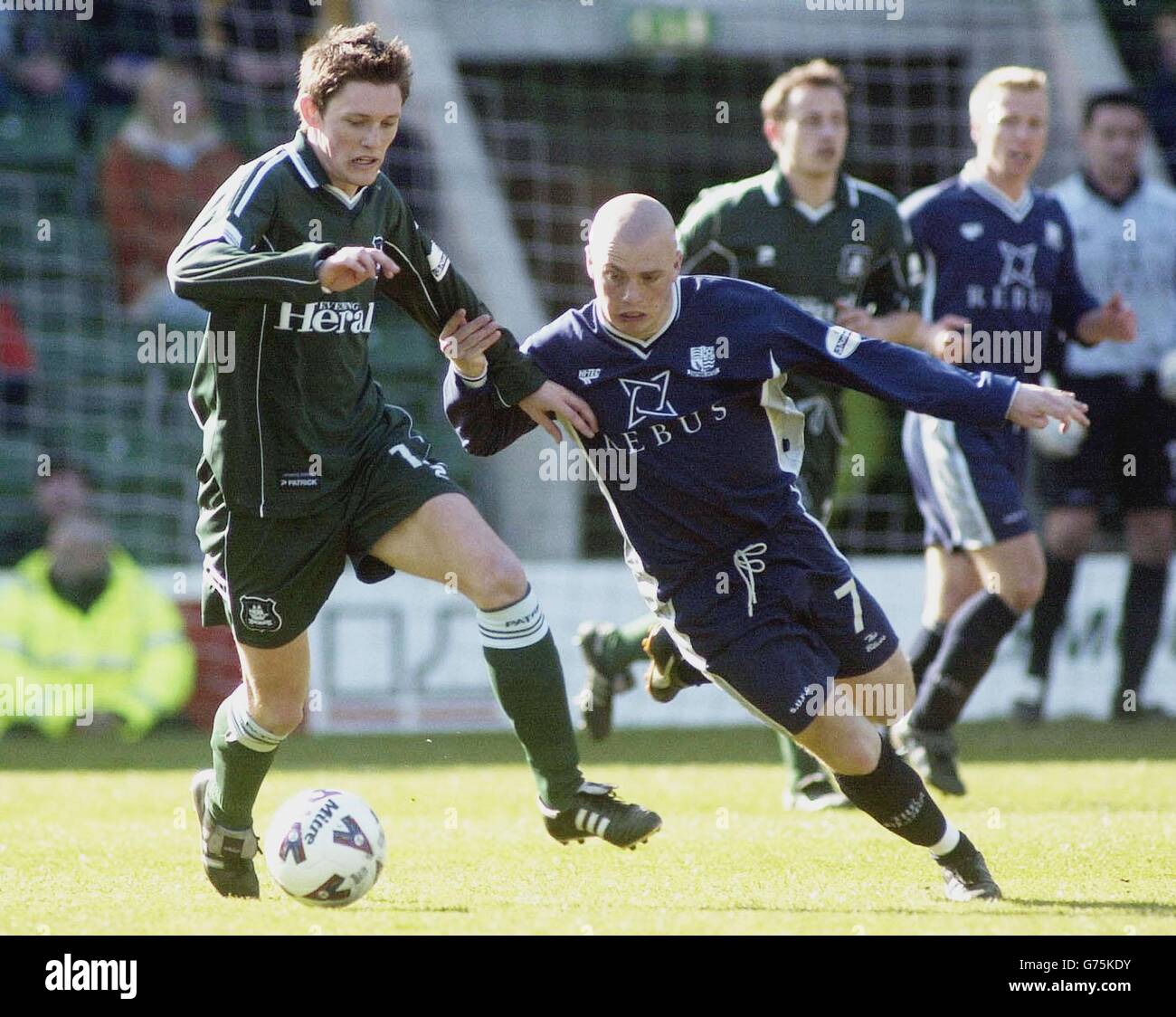 Blair Sturrock (L) von Plymouth tötelt mit Stuart Thurgood von Southend bei der Unentschieden 0-0 in ihrem Nationwide League Division 3-Spiel auf Plymouth's Home Park Ground. KEINE INOFFIZIELLE NUTZUNG DER CLUB-WEBSITE. Stockfoto