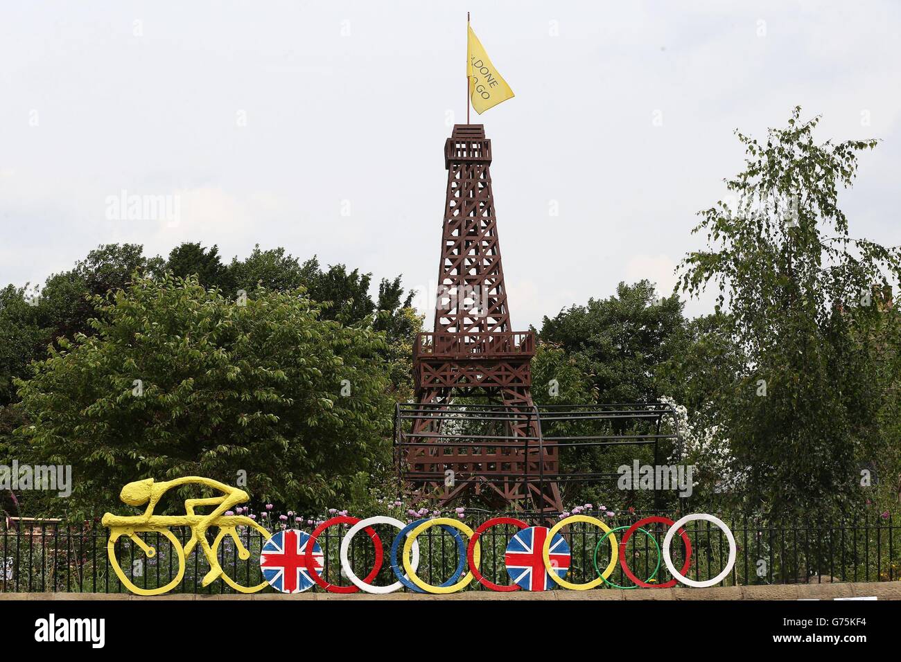 100 Scouts und Guides haben eine 7,5 m hohe (plus Fahnenstange) Nachbildung des Eiffelturms in Burley in Wharfedale gebaut. Stockfoto