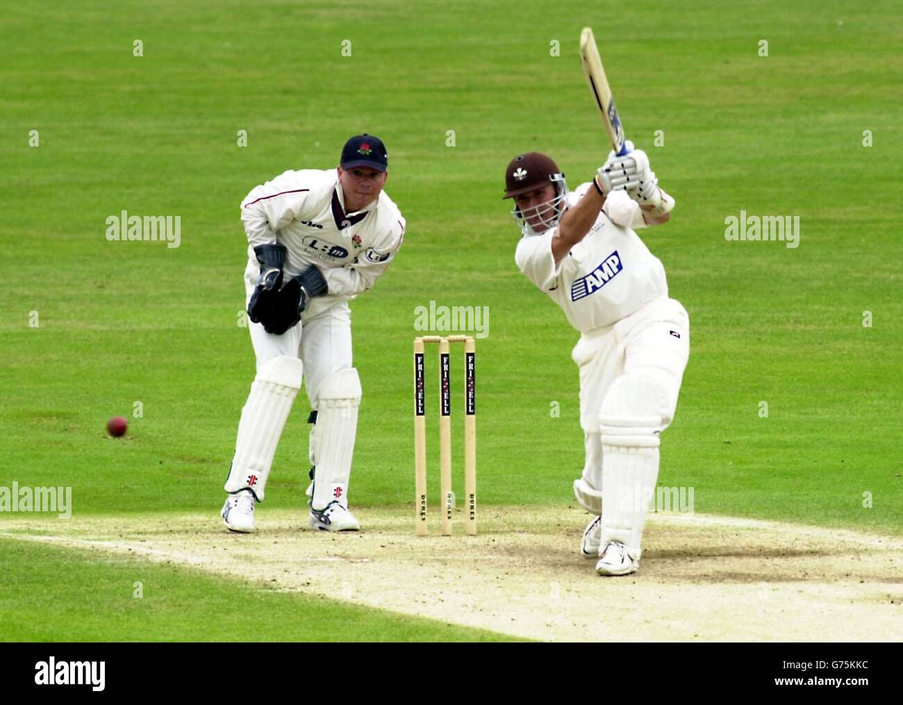 Surreys Alec Stewart, der heute für das England-Testteam zum Spiel gegen Sri Lanka aufgerufen wurde, fährt einen Ball von Mark Chilton, Lancashire Bowler, zu David Byers Lancashire, und ist für 46 Läufe in der Frizzell County Championship Division One im Oval, London. Stockfoto