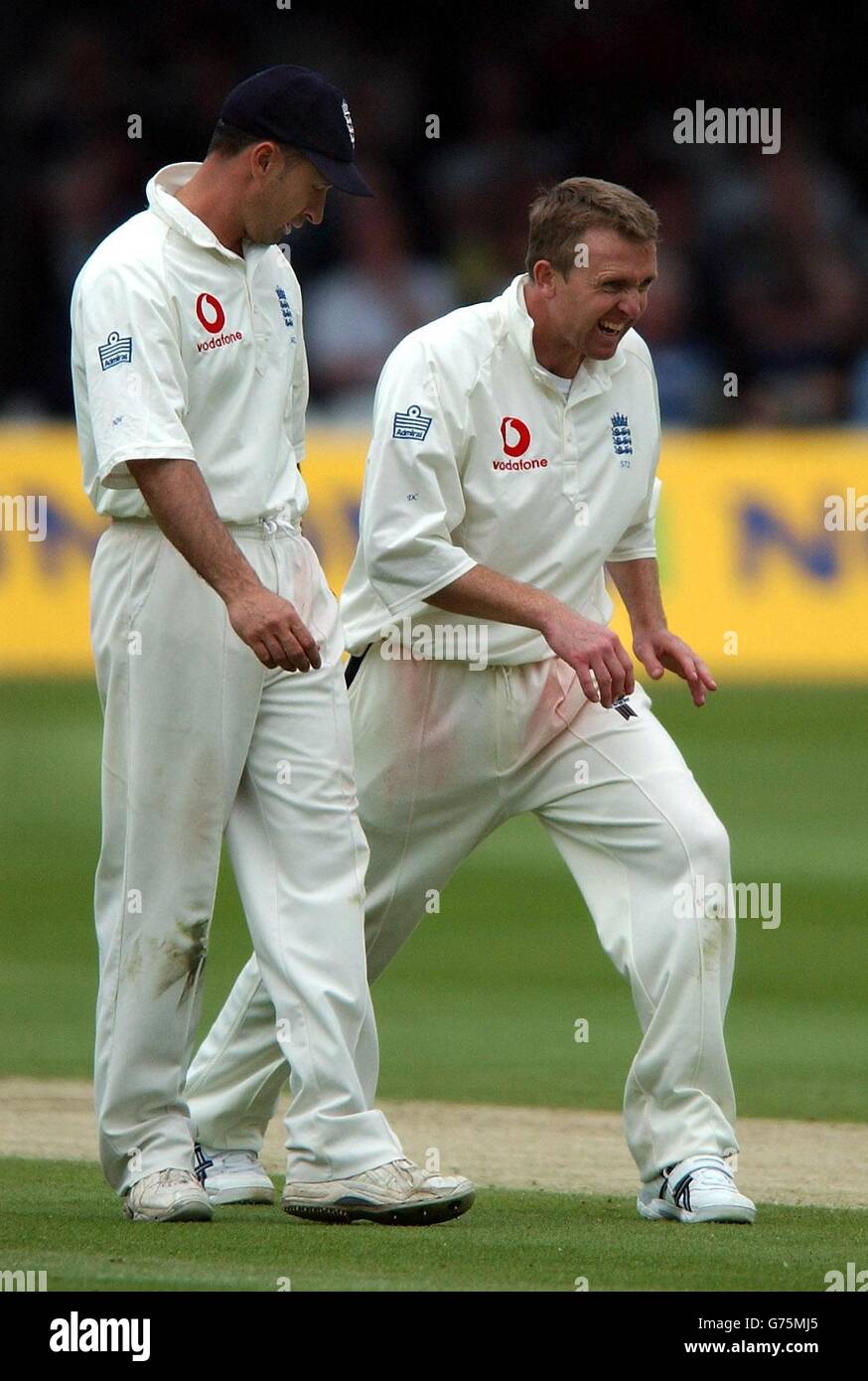 Die Engländerin Nasser Hussain (links) und Dominic Cork waren am zweiten Tag des ersten Testspieles gegen Sri Lanka auf dem Lord's Cricket Ground, London, auf dem Feld. Stockfoto