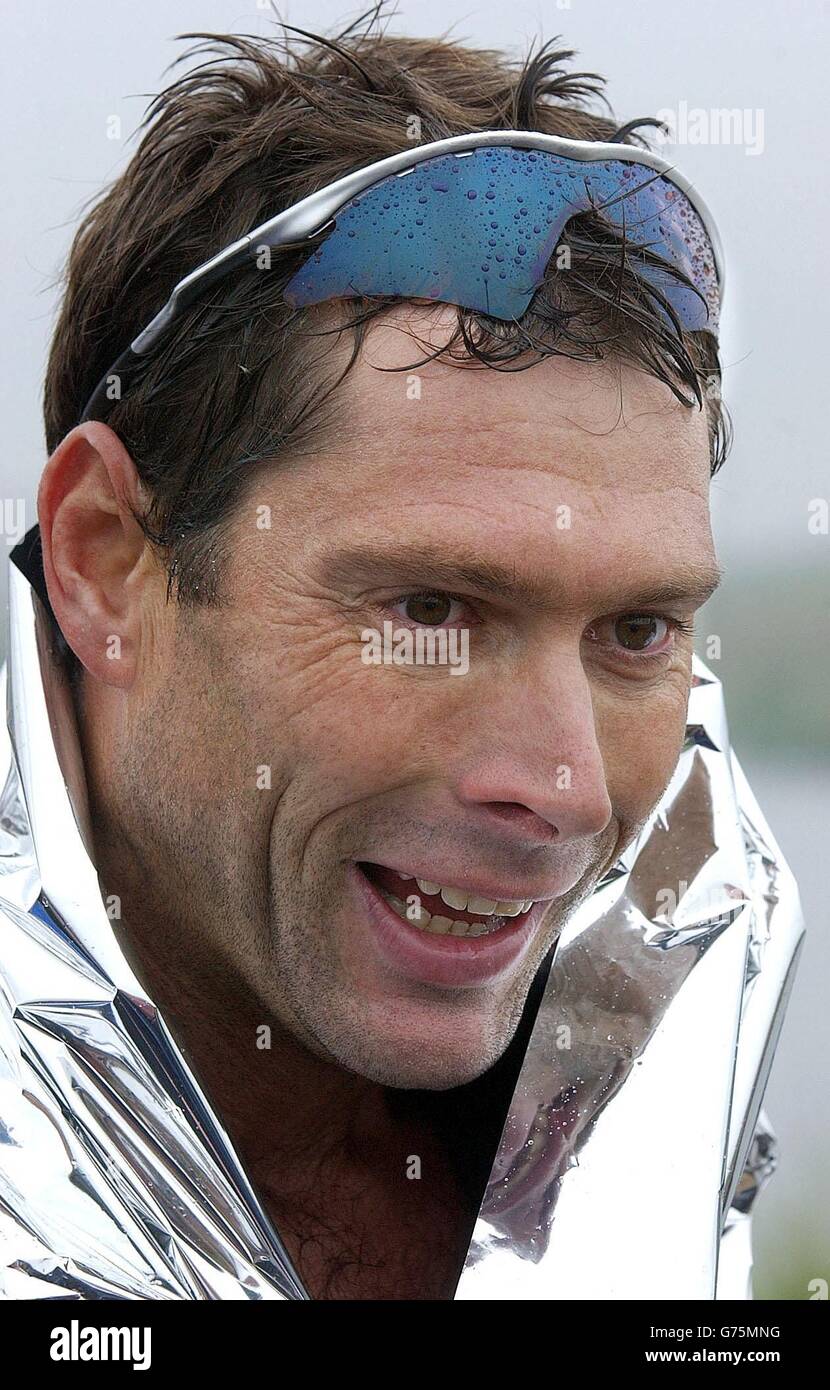 Simon Lessing nach dem Sieg in der Britischen Triathlon-Meisterschaft der Herren auf Teesside. Simon Lessing sicherte sich einen Platz im England Commonwealth Games Team, indem er den British Championship Titel im Great North Triathlon landete. Es war ein relativ leichter Sieg für die britische Nummer eins, die nach den eisigen Bedingungen kaum außer Atem war. Stockfoto