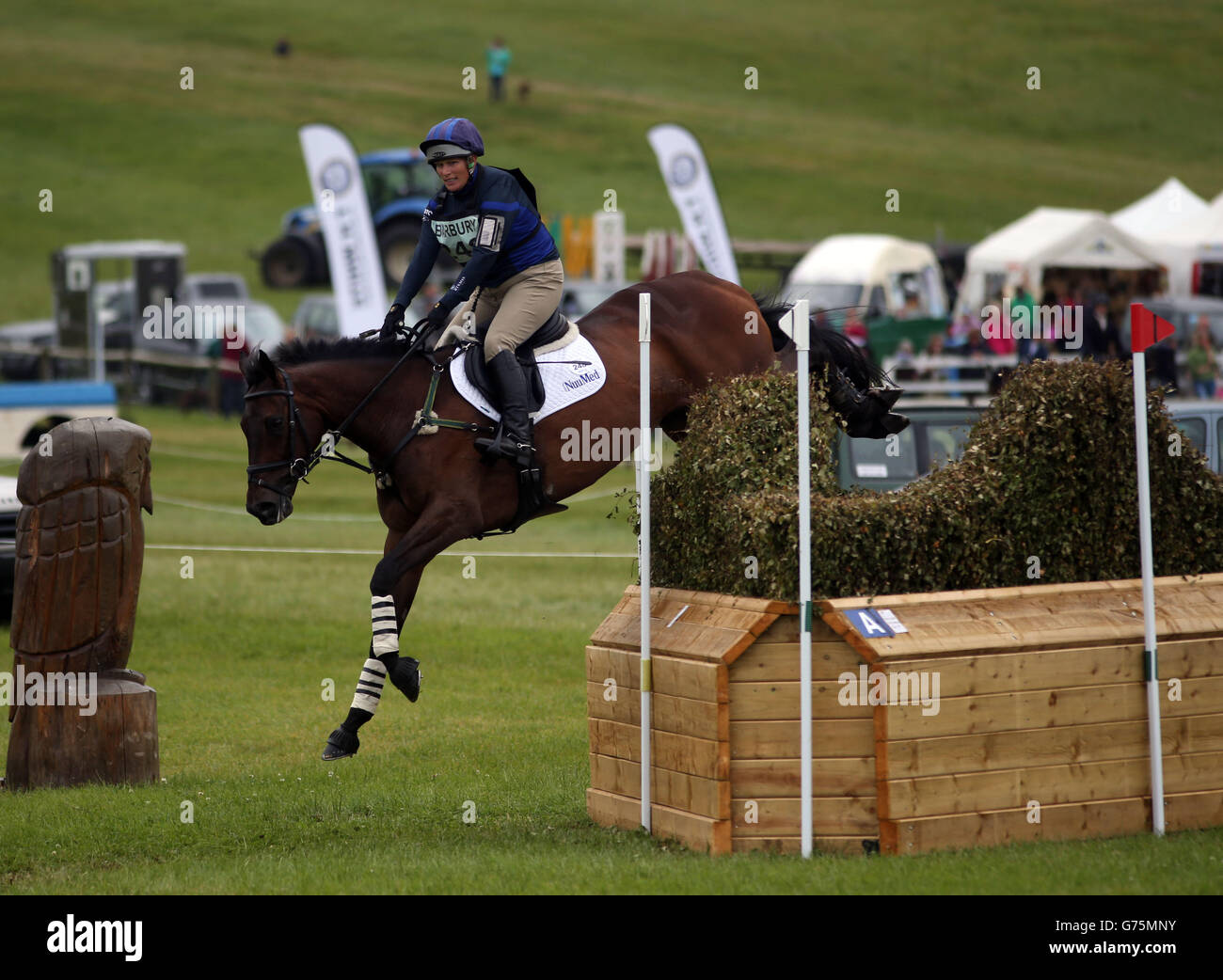 Die britische Zara Phillips tritt am dritten Tag des St. James's Place Wealth Management Barbury International Horse Trials in Wiltshire auf dem Cross Country Course auf Mr Murt an. Stockfoto