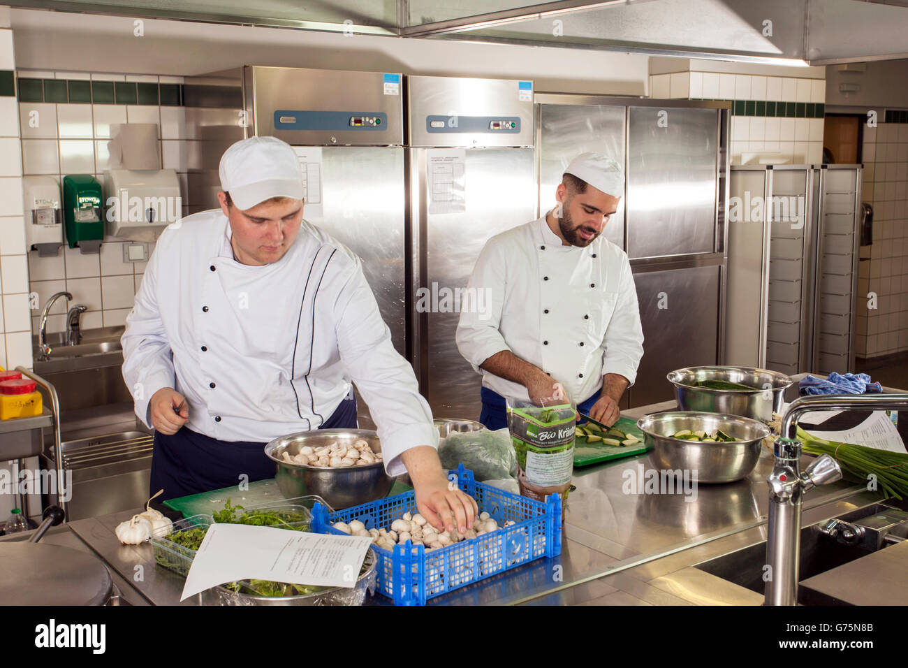 Vorbereitungen für das Mittagessen in einer Großküche. Stockfoto