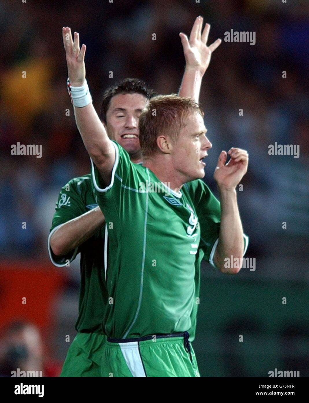 Damien Duff feiert mit Robbie Keane, nachdem er das Tor erzielt hat, das die Passage in die nächste Runde für die Republik Irland beim letzten Spiel der Gruppe E gegen Saudi-Arabien im Weltcup-Finale 2002 im International Stadium in Yokohama sicherstellt. *das Endergebnis war 3-0 für die Republik Irland. PA Foto: Kirsty Wigglesworth. Stockfoto