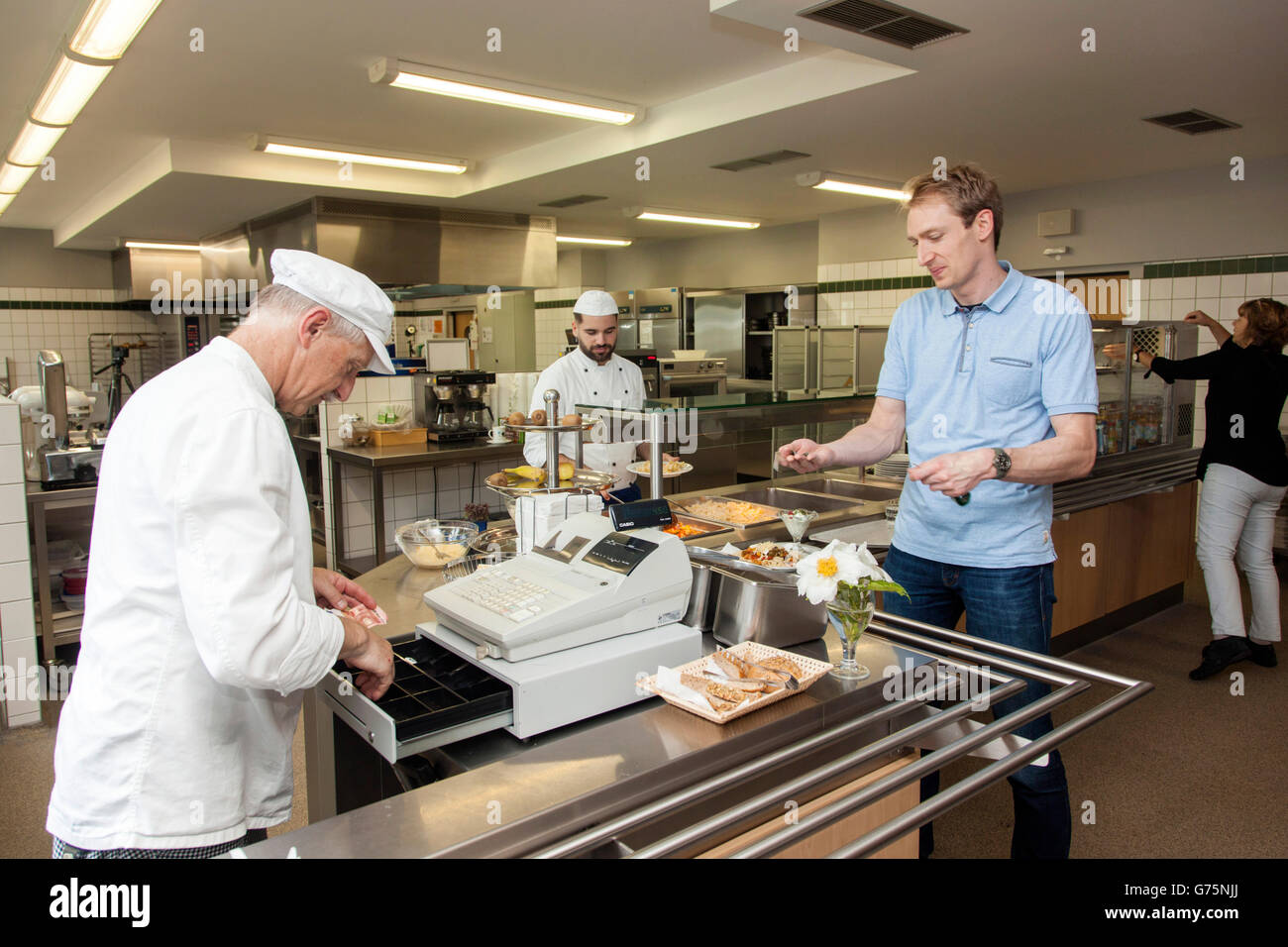 Essen in der Kantine ausgegeben. Stockfoto