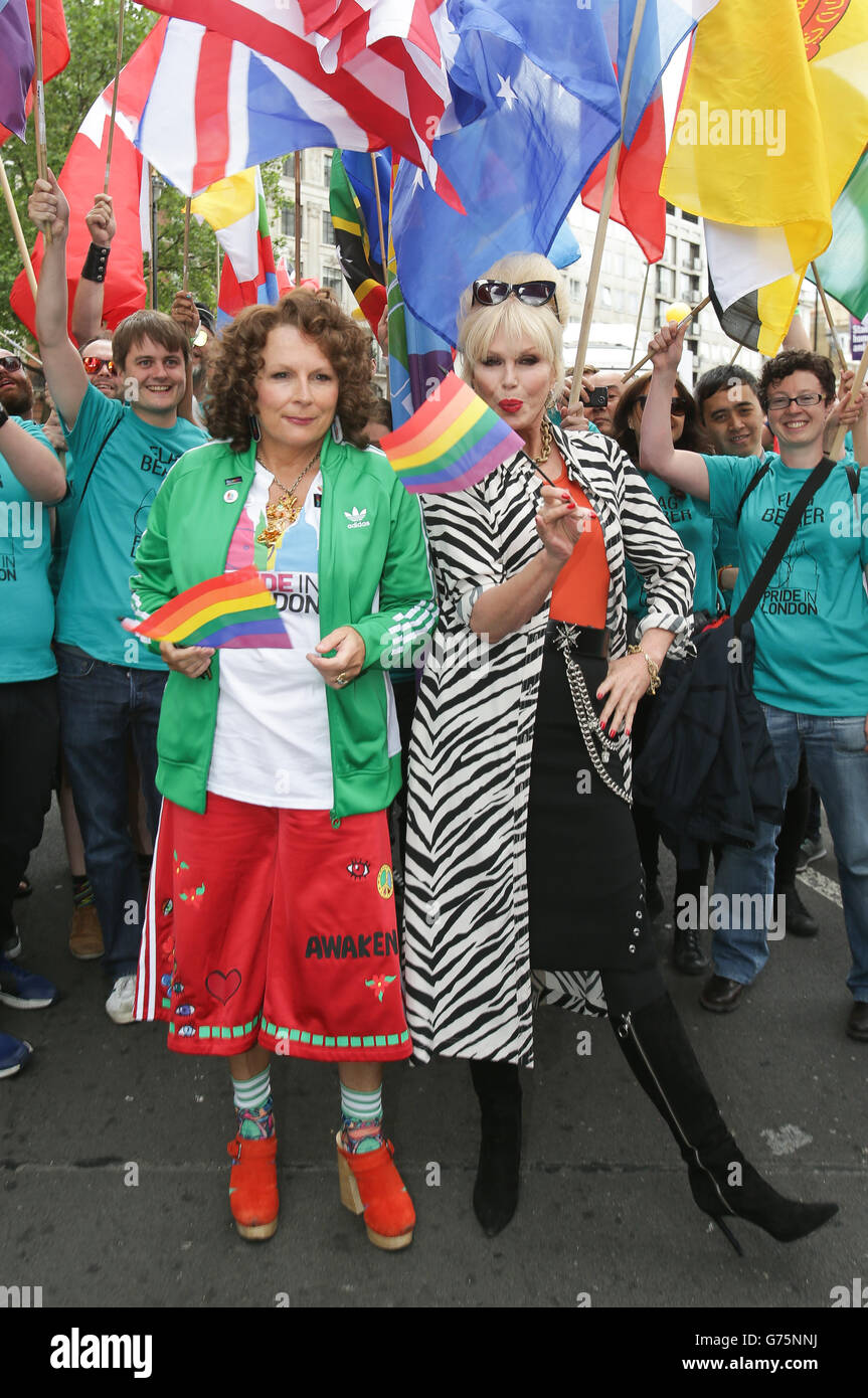 Jennifer Saunders (Mitte links) und Joanna Lumley (Mitte rechts) posieren in Charakter zusammen mit Darsteller vor der absolut fabelhaft/Stolli (Wodka) stolz in London Float, near to the Langham Hotel, London. Stockfoto