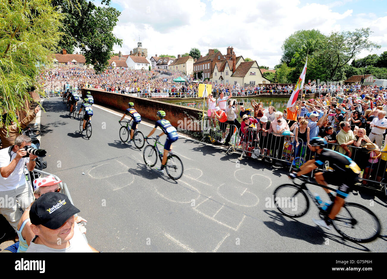 Während der dritten Etappe der Tour de France von Cambridge nach London werden die Fahrer von Menschenmengen begrüßt, die im Dorf Finchingfield im Norden von Essex ankommen. Stockfoto