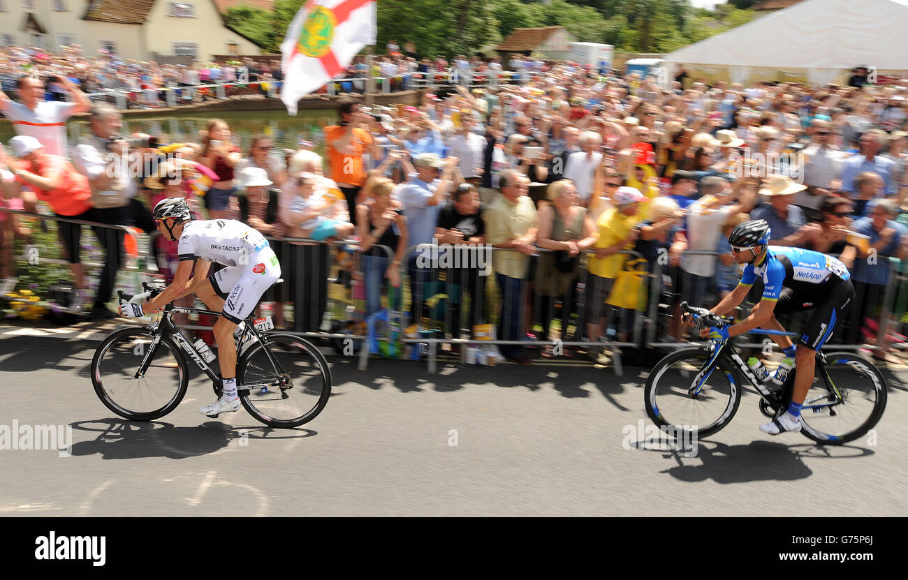 Bei der dritten Etappe der Tour de France von Cambridge nach London begrüßen die Fahrer die Ausreisser, die im Dorf Finchingfield im Norden von Essex ankommen. Stockfoto