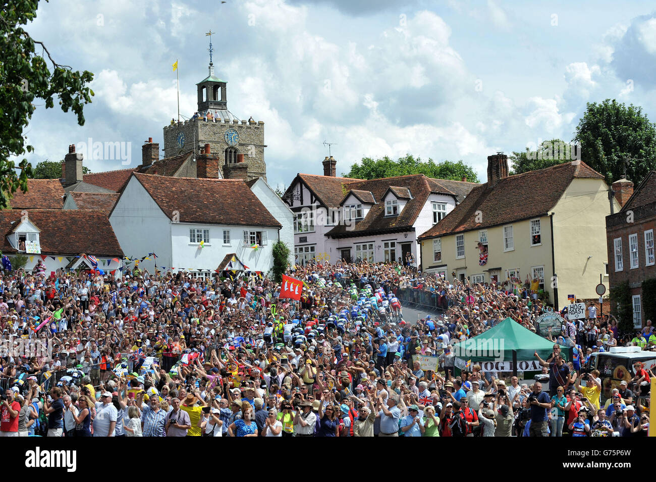 Im Dorf Finchingfield im Norden von Essex machen sich die Fahrer auf der dritten Etappe der Tour de France von Cambridge nach London auf den Weg. Stockfoto