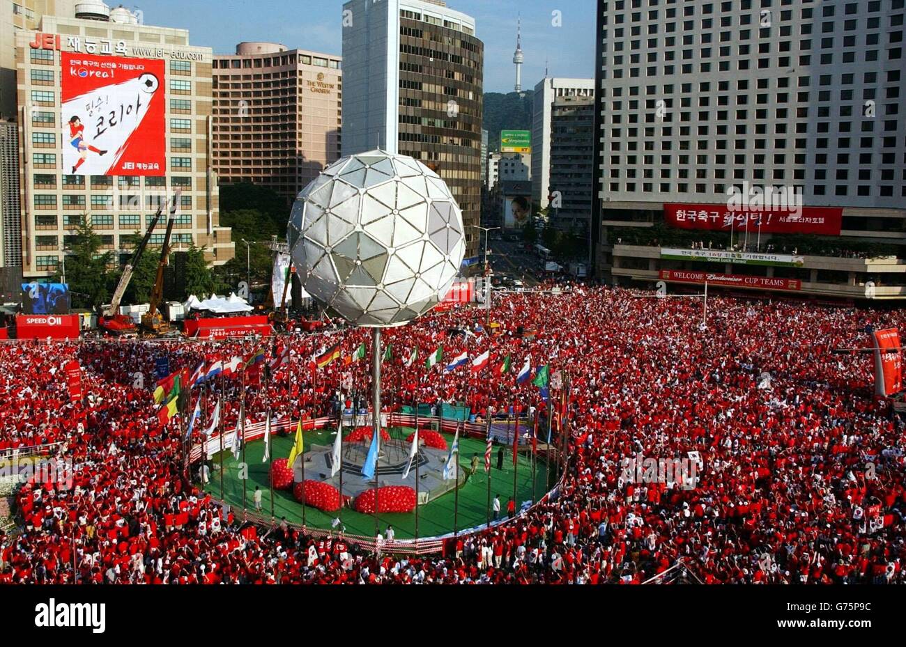 Tausende von Fans packen auf den Platz um Rathaus, Seoul, Südkorea, vor der letzten ersten Runde, Gruppe D Spiel zwischen Südkorea und Portugal in der WM 2002. Stockfoto