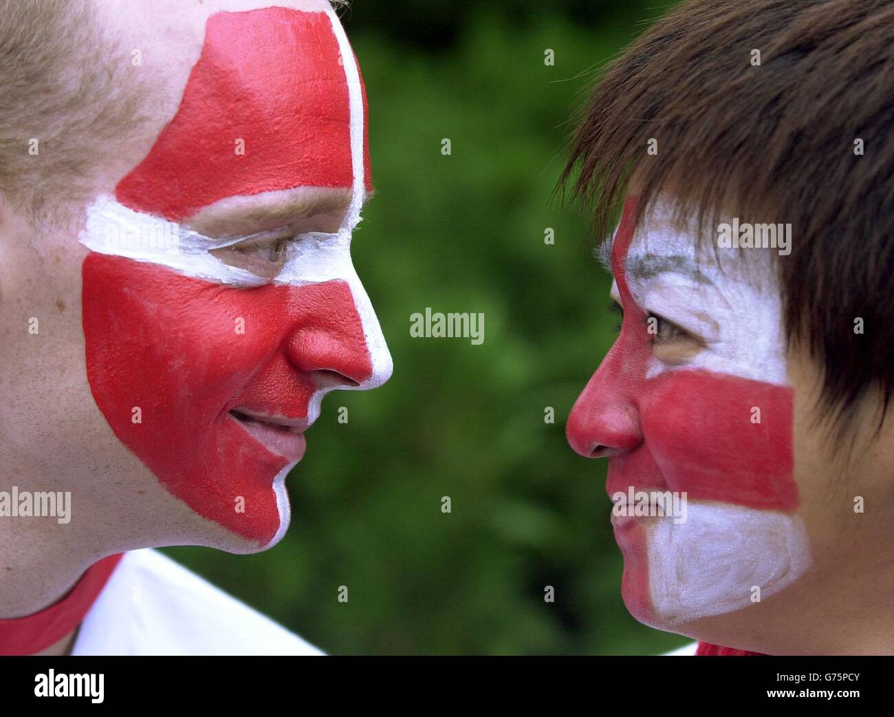 Ein dänischer Fan (L) & ein japanischer englische fan Stockfoto