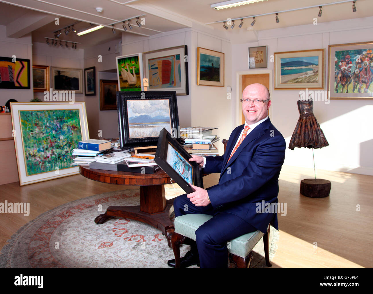 Morgan O'Driscoll, Bildende Kunst Versteigerer in seinem skibbereen Showroom Stockfoto