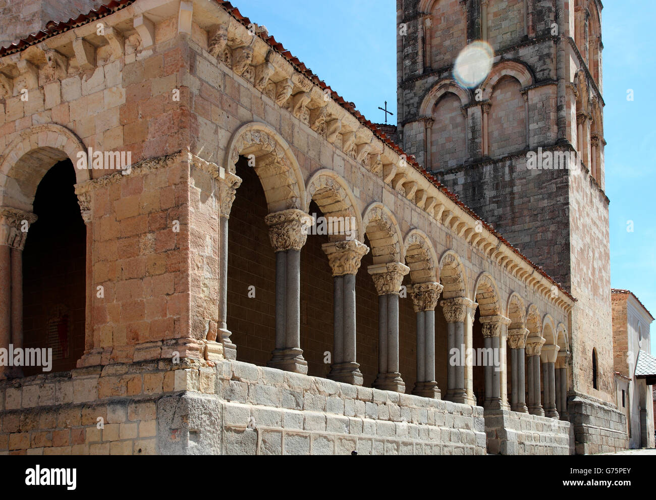Romanische Bögen in der Kirche von San Estaban, Segovia Stockfoto