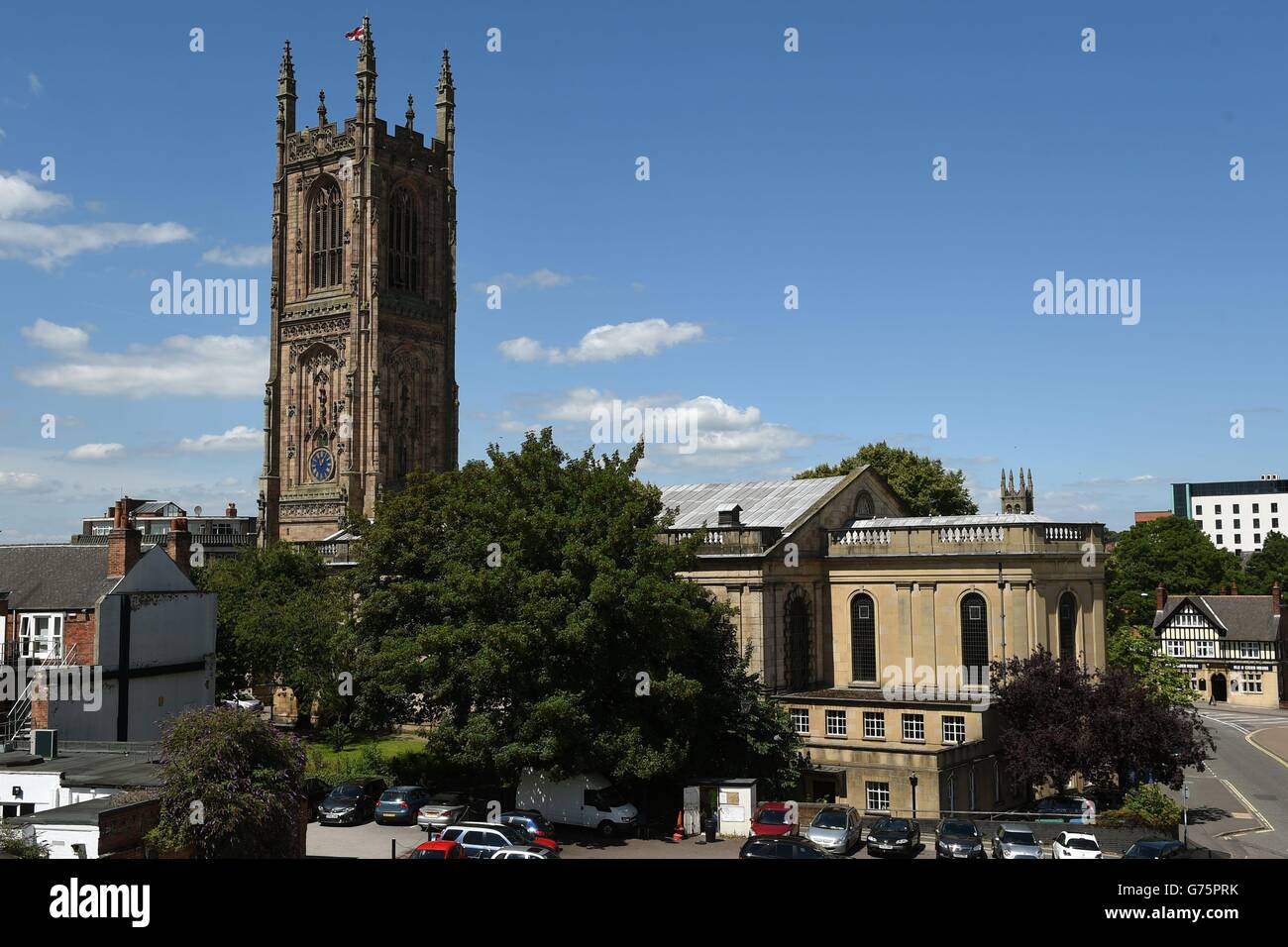 Eine allgemeine Ansicht der Kathedrale von Derby, die eine Zuwendung von &pound;535,000 aus einem &pound;20 Millionen-Fonds für dringende Reparaturarbeiten erhalten soll, die im Haushalt angekündigt wurde, um die Rolle zu markieren, die historische Gebäude bei Gedenkveranstaltungen zum Ersten Weltkrieg spielen. Stockfoto