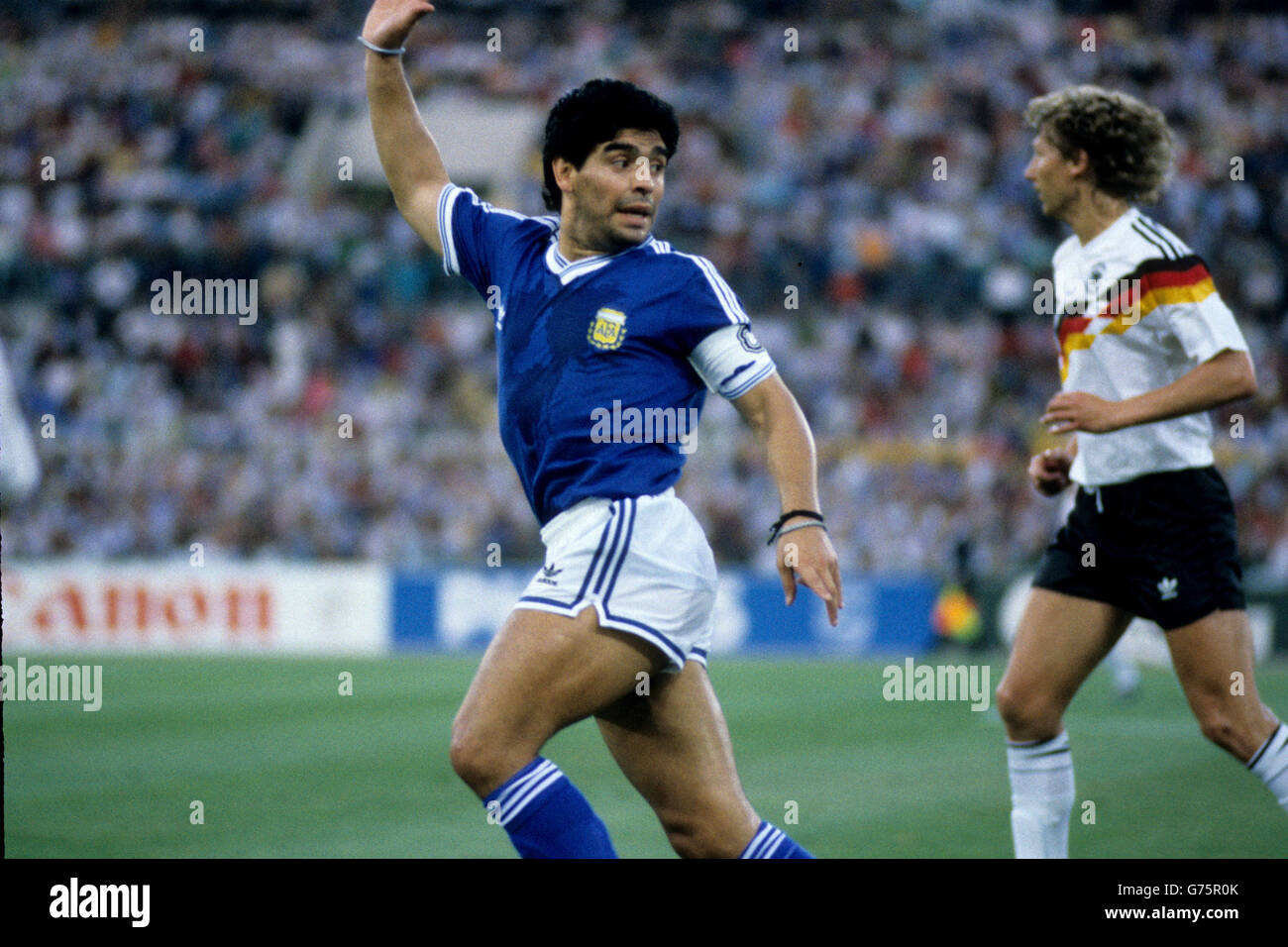 Fußball - FIFA Fußball-Weltmeisterschaft 1990 - Finale - Westdeutschland gegen Argentinien - Stadio Olimpico, Rom. Argentinien Kapitän Diego Maradona in Aktion. Stockfoto