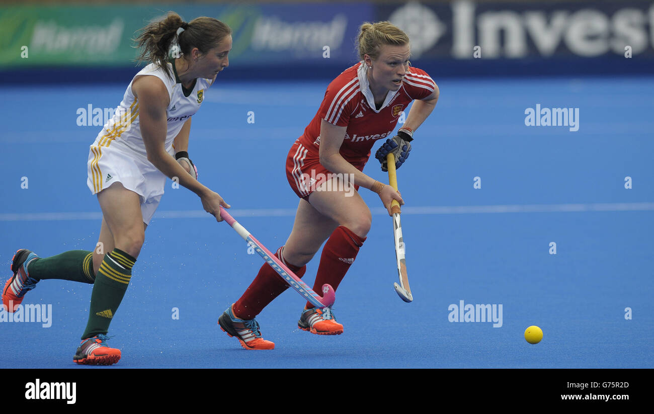 Englands Hollie Webb kommt beim Investec London Cup Spiel im Lee Valley Hockey and Tennis Centre, London, vor Südafrikas Kathleen Taylor an den Ball. Stockfoto