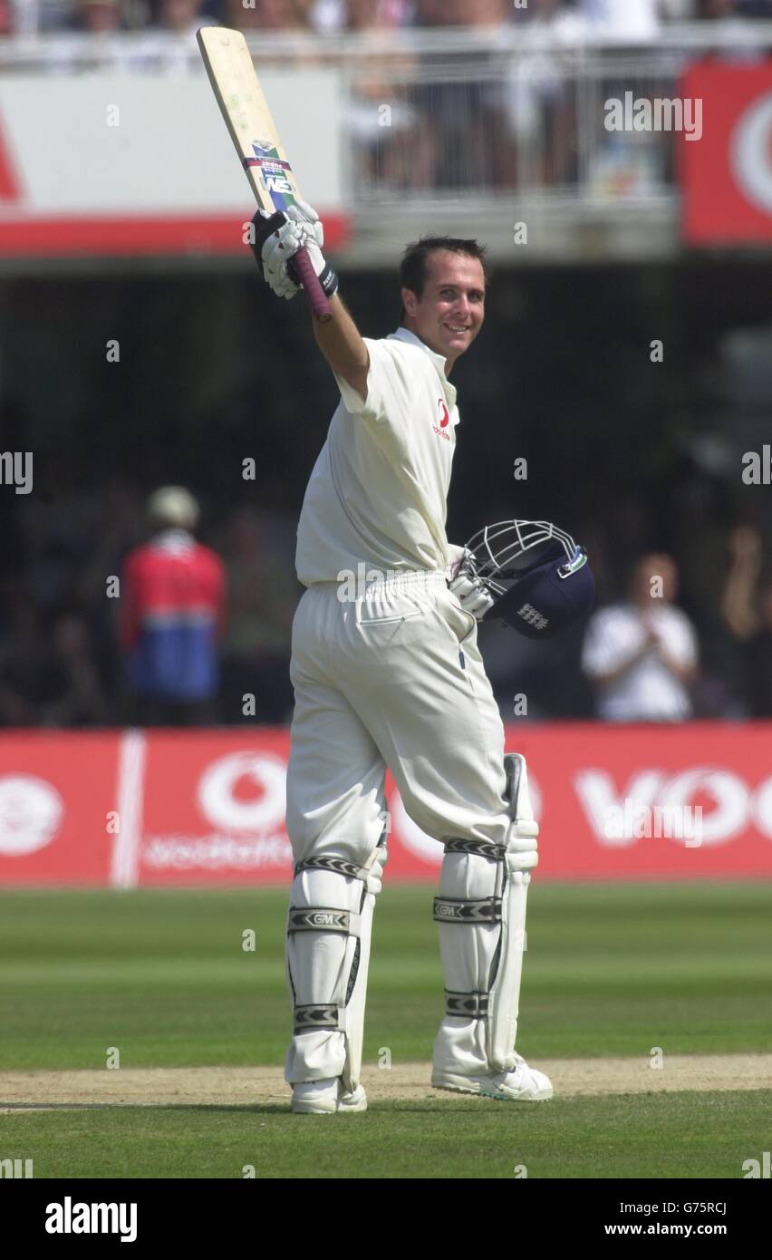 Michael Vaughan England / Indien. Der englische Opener Michael Vaughan feiert sein Jahrhundert am vierten Tag des 1. Tests gegen Indien bei Lord's. Stockfoto