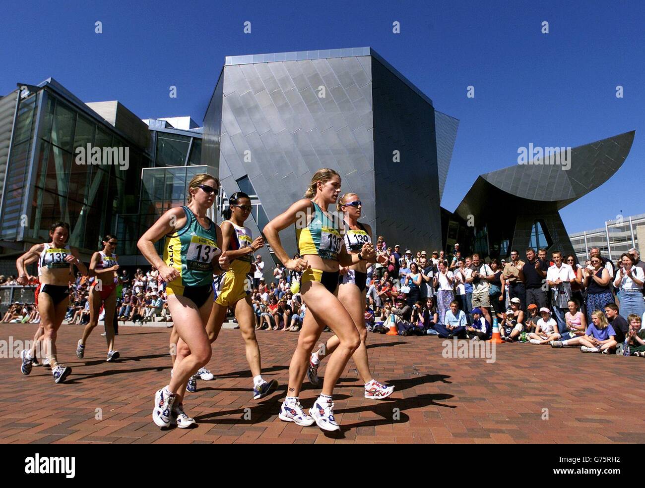 Die Goldmedaillengewinnerin Jane Saville (vorne in der Nähe) aus Australien führt während der Commonwealth Games in Manchester auf dem 20 Kilometer langen Walk an der Lowry Gallery am Salford Quay vorbei. Stockfoto