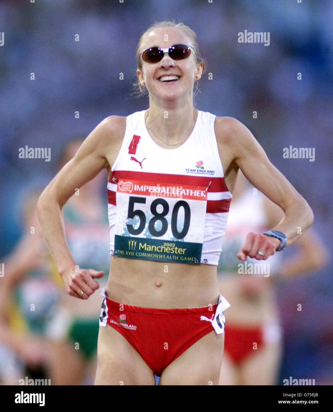 Paule Radcliffe - 5000 Meter Gewinn. Die Engländerin Paula Radcliffe lächelt begeistert, nachdem sie das 5,000-Meter-Finale im Commonwealth Stadium in Manchester gewonnen hat. Stockfoto