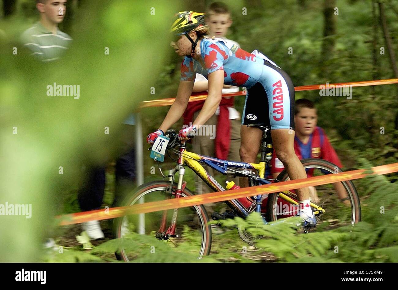 Goldsiegerin des Women's Cross-Country Cycling Race, Kanadas Chrissy Redden bei Rivington bei Bolton durch den Wald. Stockfoto