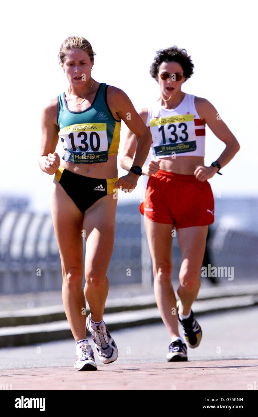 Die Goldmedaillengewinnerin Jane Saville aus Australien führt die Engländerin Liza Kehler an, die während der Commonwealth Games in Manchester die Silbermedaille beim 20 Kilometer langen Spaziergang um die Salford Quays gewann. Stockfoto
