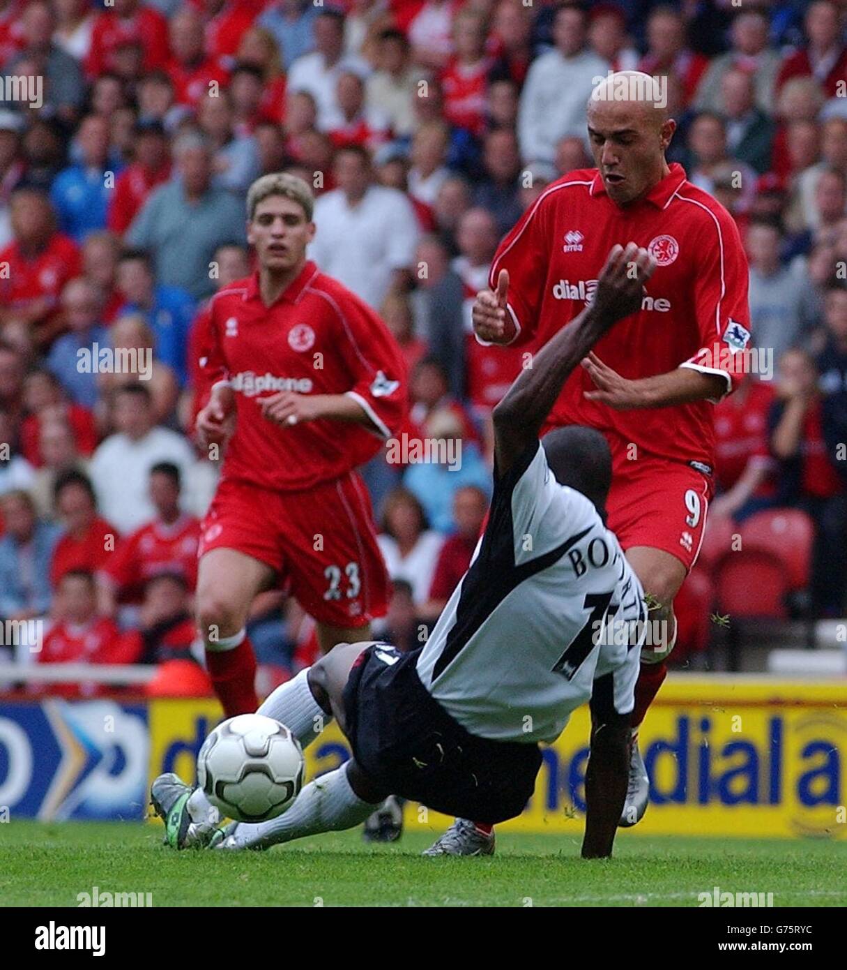 Massimo Maccarone von Middlesbrough (rechts) tritt gegen Fulham's Luis Boa Morte während ihres FA Barclaycard Premiership-Spiels im Riverside Stadium von Middlesbrough an. Stockfoto