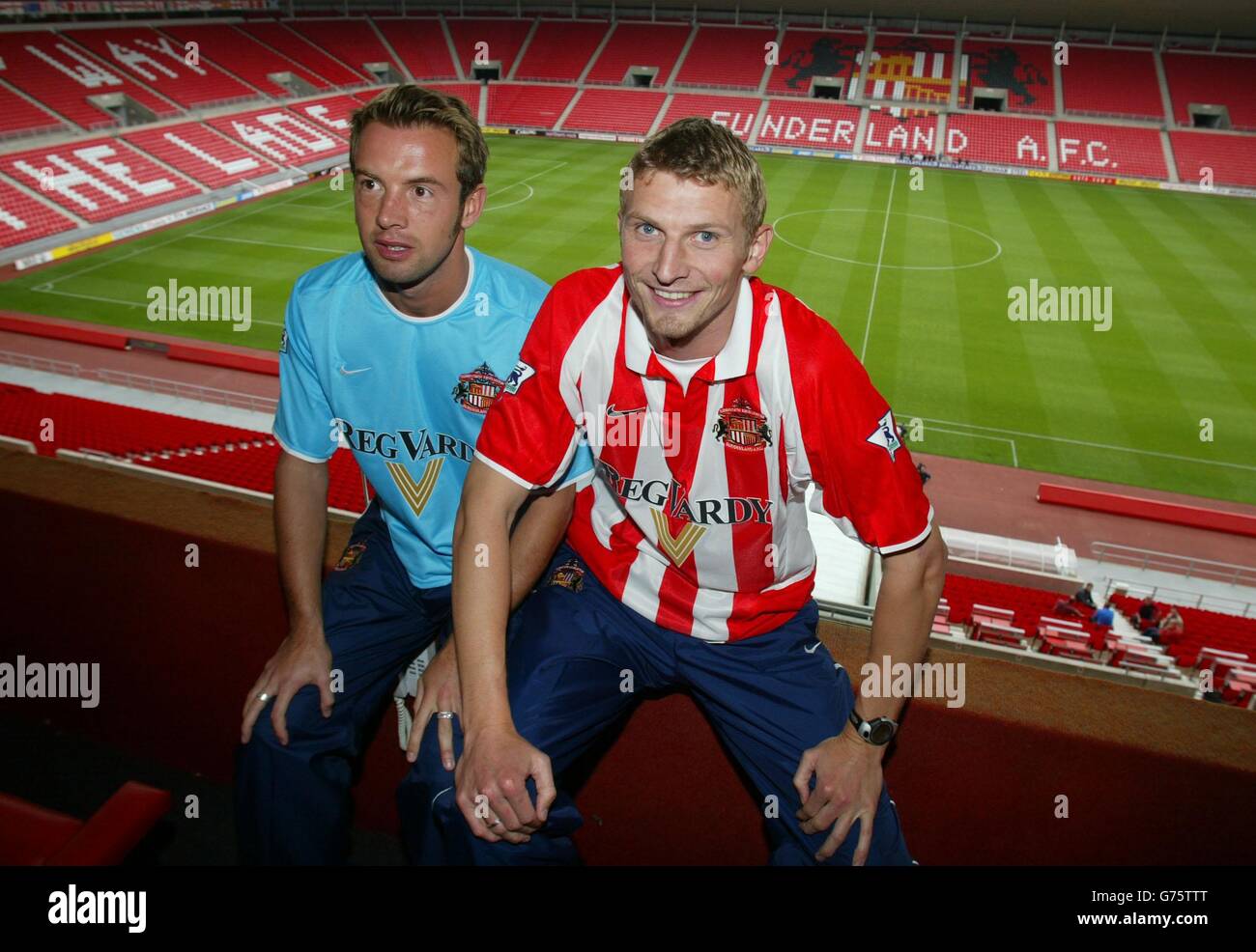 Die Neuverpflichtungen von Sunderland, Marcus Stewart und Tore Andre Flo (R) im Stadion des Clubs. Stewart, der ehemalige Ipswich-Stürmer und der norwegische internationale Stürmer Flo, wurden für eine kombinierte Gebühr von 10 Millionen gekauft. Stockfoto