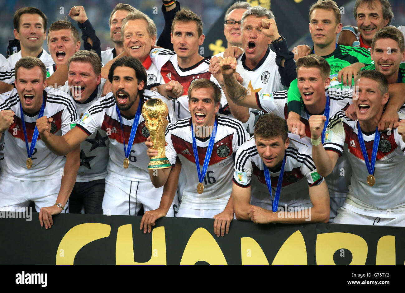 Der deutsche Philip Lahm feiert auf dem Platz zusammen mit seinen Teamkollegen Die FIFA Fußball-Weltmeisterschaft 2014 Trophy Stockfoto