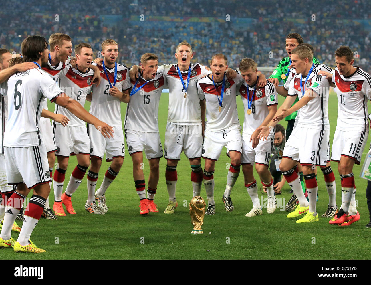 Die deutschen Spieler feiern auf dem Spielfeld, während sie herumtanzen Die FIFA Fußball-Weltmeisterschaft 2014 Trophy Stockfoto