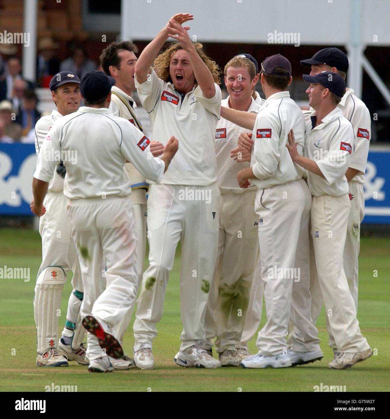 Yorkshire's Ryan Sidebottom feiert Bowling Somerset's Ian Blackwell während des Cheltenham & Gloucester Cup Finales in Lords, London. Stockfoto