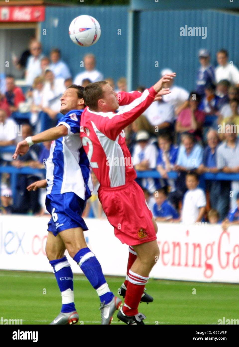 Colchester's Thomas Pinault (links) Wigan's Mike Flynn springen für den Ball während des Nationwide Division Two Spiels im Selhurst Park, London. KEINE INOFFIZIELLE CLUB-WEBSITE. Stockfoto