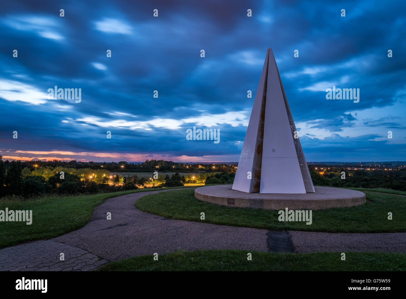 Leichte Pyramide in der Abenddämmerung, Milton Keynes, UK Stockfoto