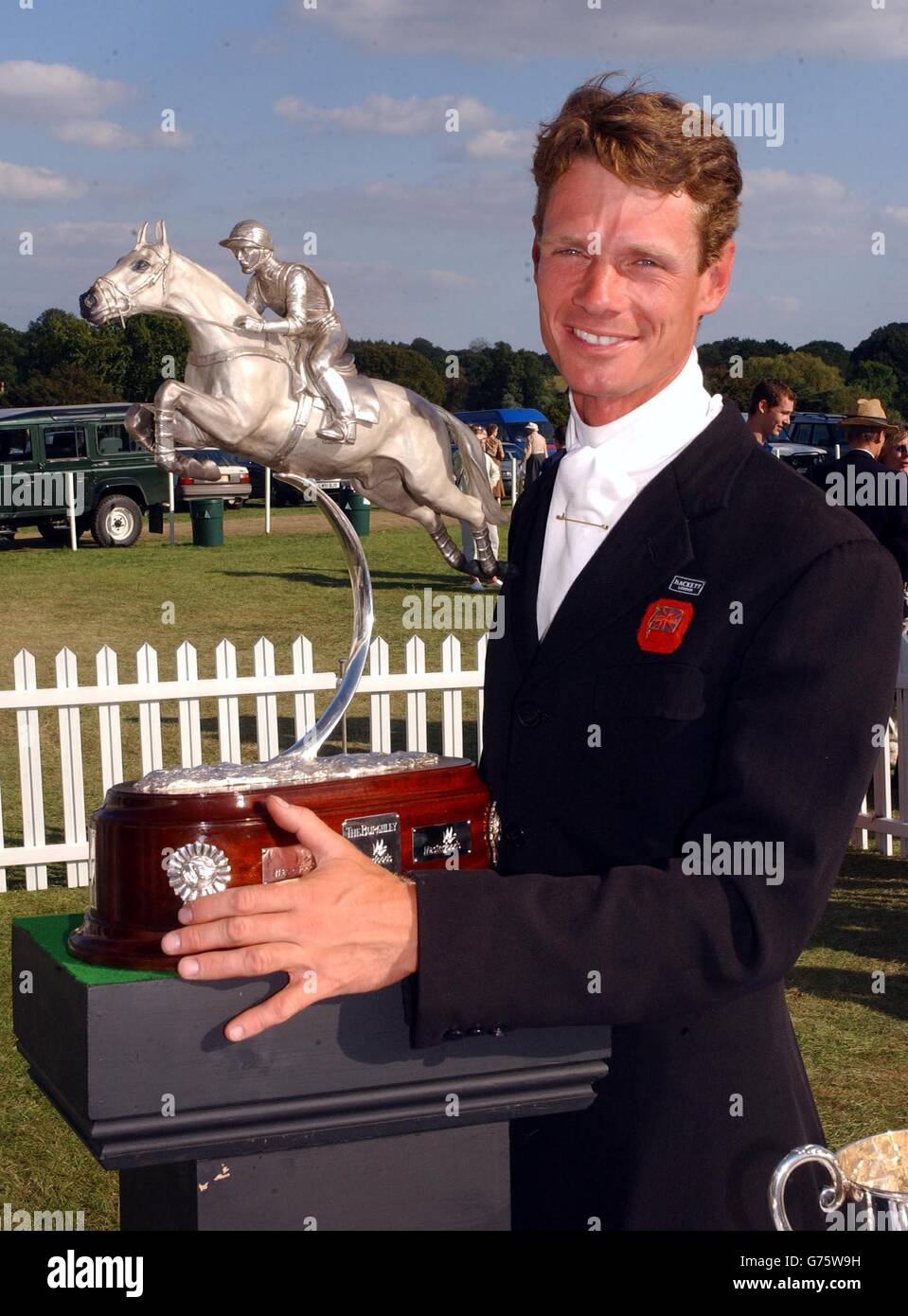 William Fox-Pitt mit der Burghley Masterfoods Trophy, die er beim Burghley Horse Trials in Cambridgeshire als Riding Highland Lad gewann. Stockfoto