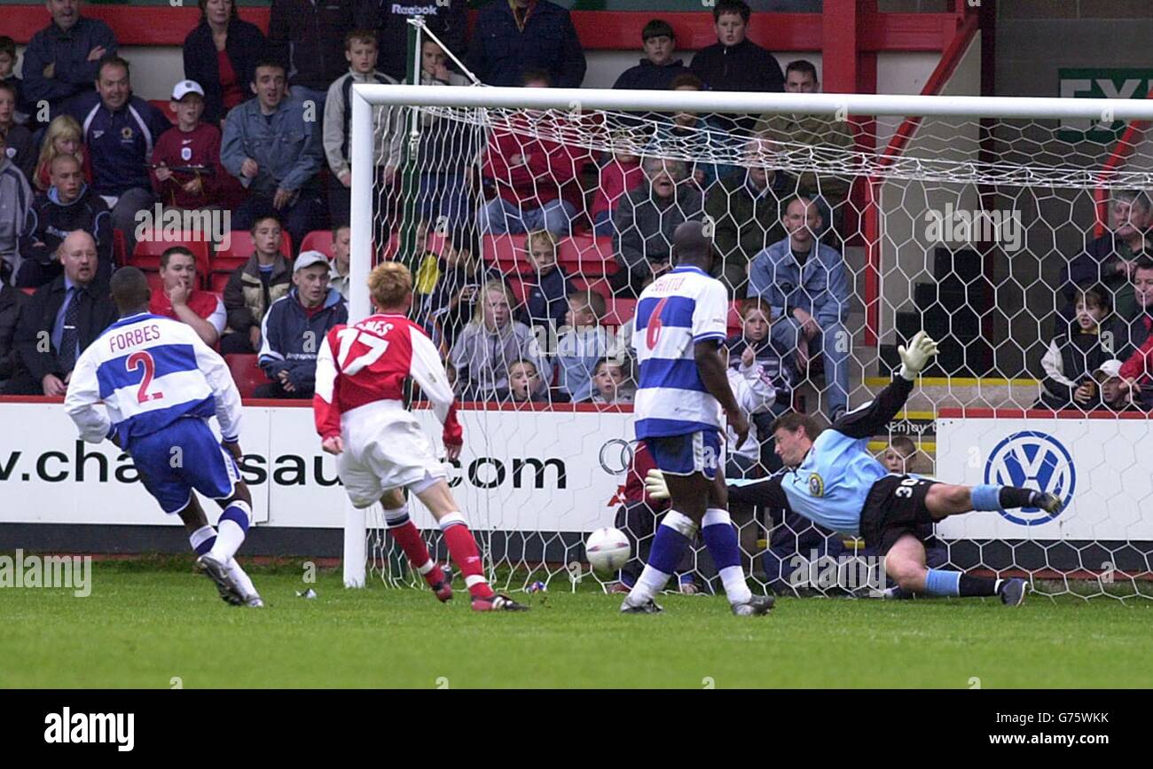 Steve Jones schlägt QPR-Torwart Fraser Digby, um sein zweites Tor für Crewe zu erzielen, während des zweiten Spiels der Nationwide Division im Crewe's Gresty Road Ground. . Stockfoto