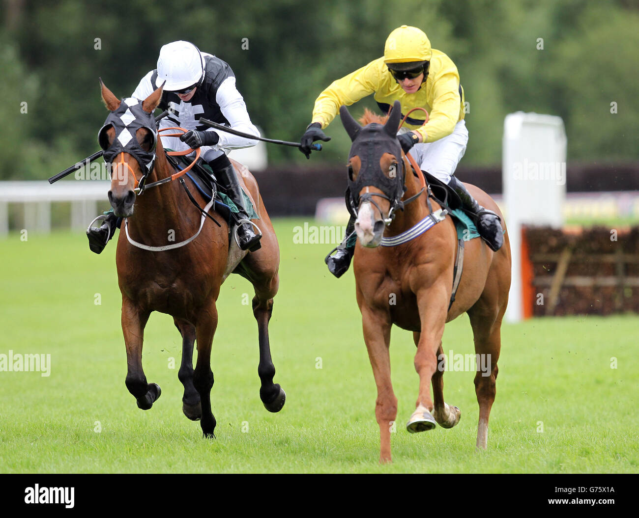 Bissige Poet geritten von Matt Griffiths (rechts) schlägt Lucky Cody geritten von Nathan Moscrop in der All New 32red.com Conditional Jockey's Maiden Hurdle auf der Uttoxeter Racecourse, Uttoxeter. Stockfoto