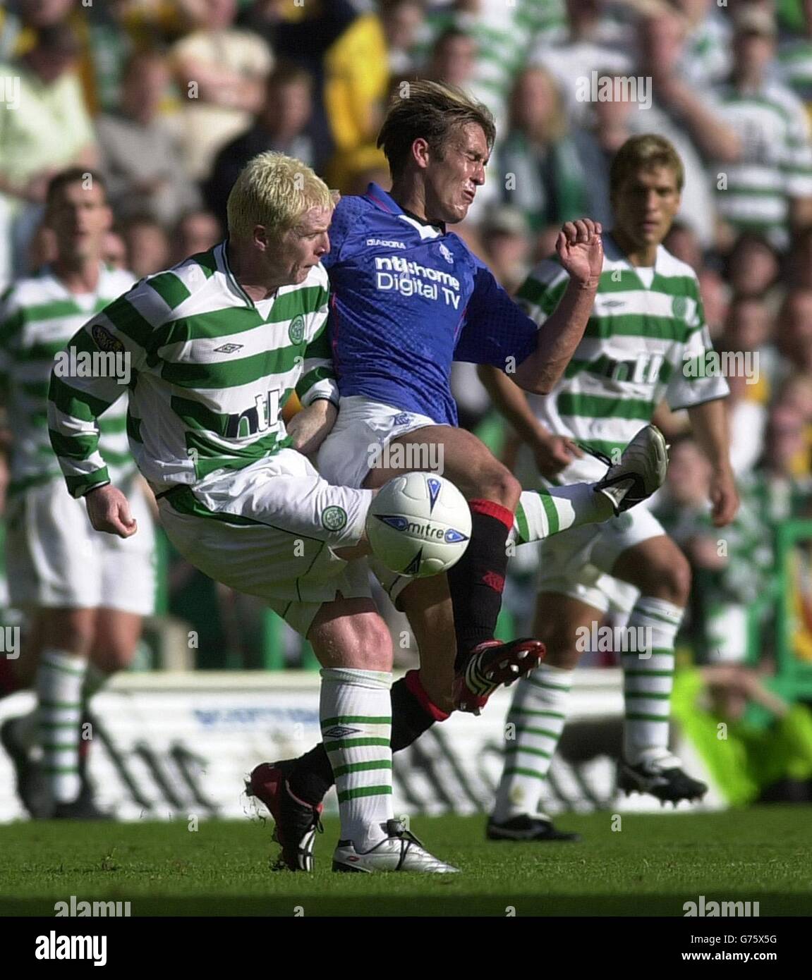 Neil Lennon von Celtic und Fernando Ricksen von den Glasgow Rangers kämpfen während ihres Spiels der Scottish Premier League der Bank of Scotland auf dem Celtic Park Ground in Glasgow um den Ball. Das Spiel endete 3-3. Stockfoto