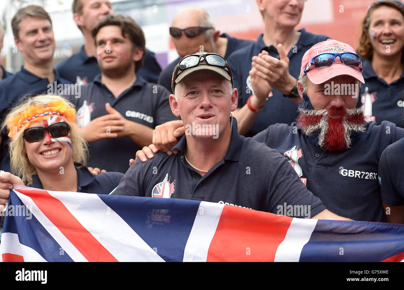 Das Großbritannien-Team feiert den ersten Platz in der Schlussetappe des Clipper Round the World Race Zieles in London. Stockfoto