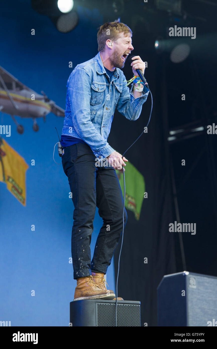 Ricky Wilson spielt ein Überraschungsset mit den Kaiser Chiefs, als erster Akt des Festivals, beim Glastonbury Festival, auf der Worthy Farm in Somerset. Stockfoto