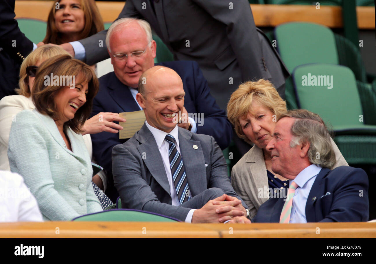 Carole Middleton und Matt Dawson mit Sir Terry Wogan (rechts) in der königlichen Box auf dem Center Court während des fünften Tages der Wimbledon Championships im All England Lawn Tennis and Croquet Club, Wimbledon. Stockfoto