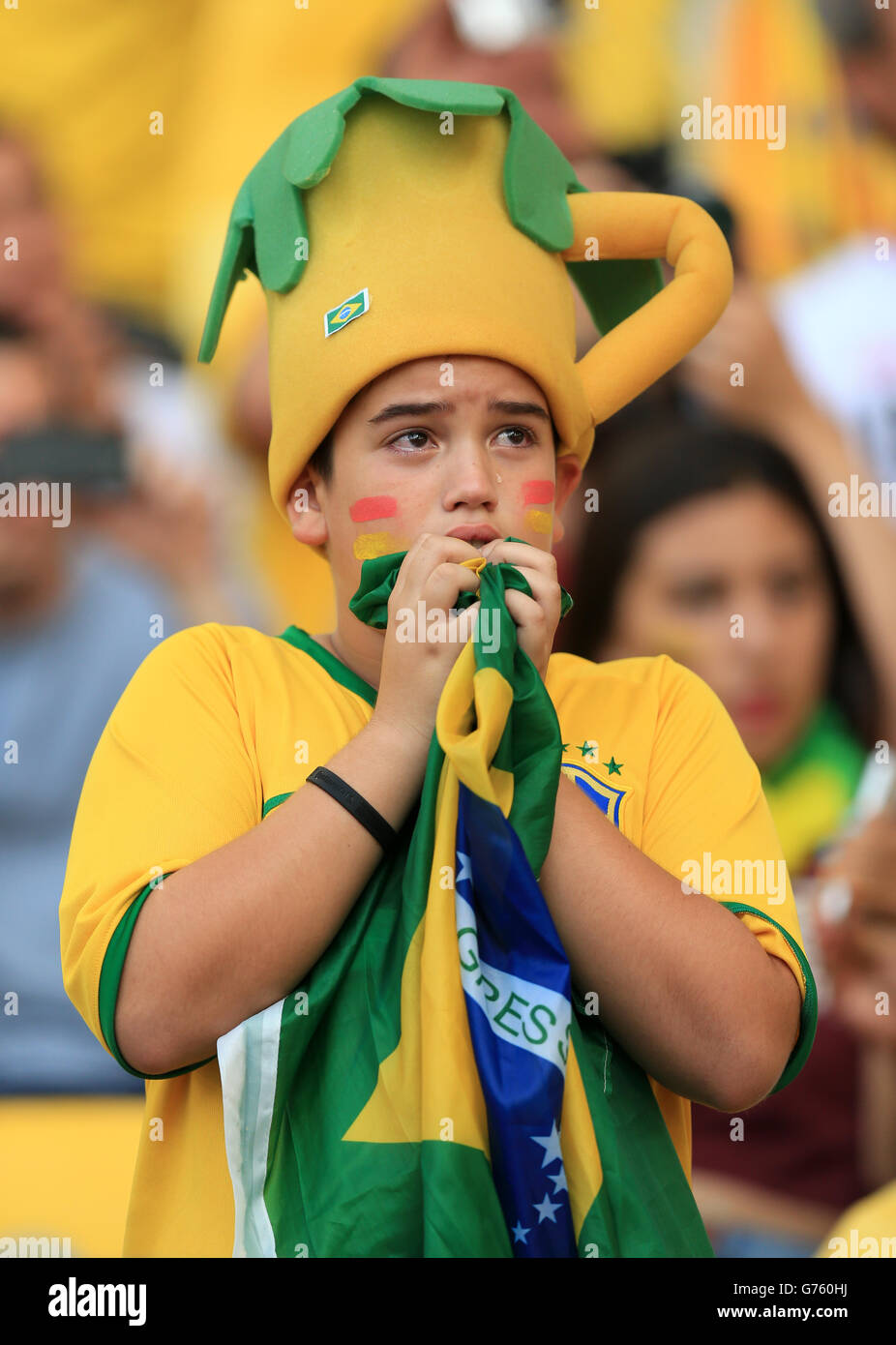 Ein Brasilien-Fan reagiert während des Elfmeterschießsieges seines Teams gegen Chile vor der FIFA-Weltmeisterschaft, dem Spiel der 16. Runde zwischen Uruguay und Kolumbien im Estadio do Maracana, Rio de Janeiro, Brasilien. DRÜCKEN SIE VERBANDSFOTO. Bilddatum: Samstag, 28. Juni 2014. Bildnachweis sollte lauten: Mike Egerton/PA Wire. EINSCHRÄNKUNGEN: Keine kommerzielle Nutzung. Keine Verwendung mit inoffiziellen Logos von Drittanbietern. Keine Bildbearbeitung. Keine Videoemulation Stockfoto