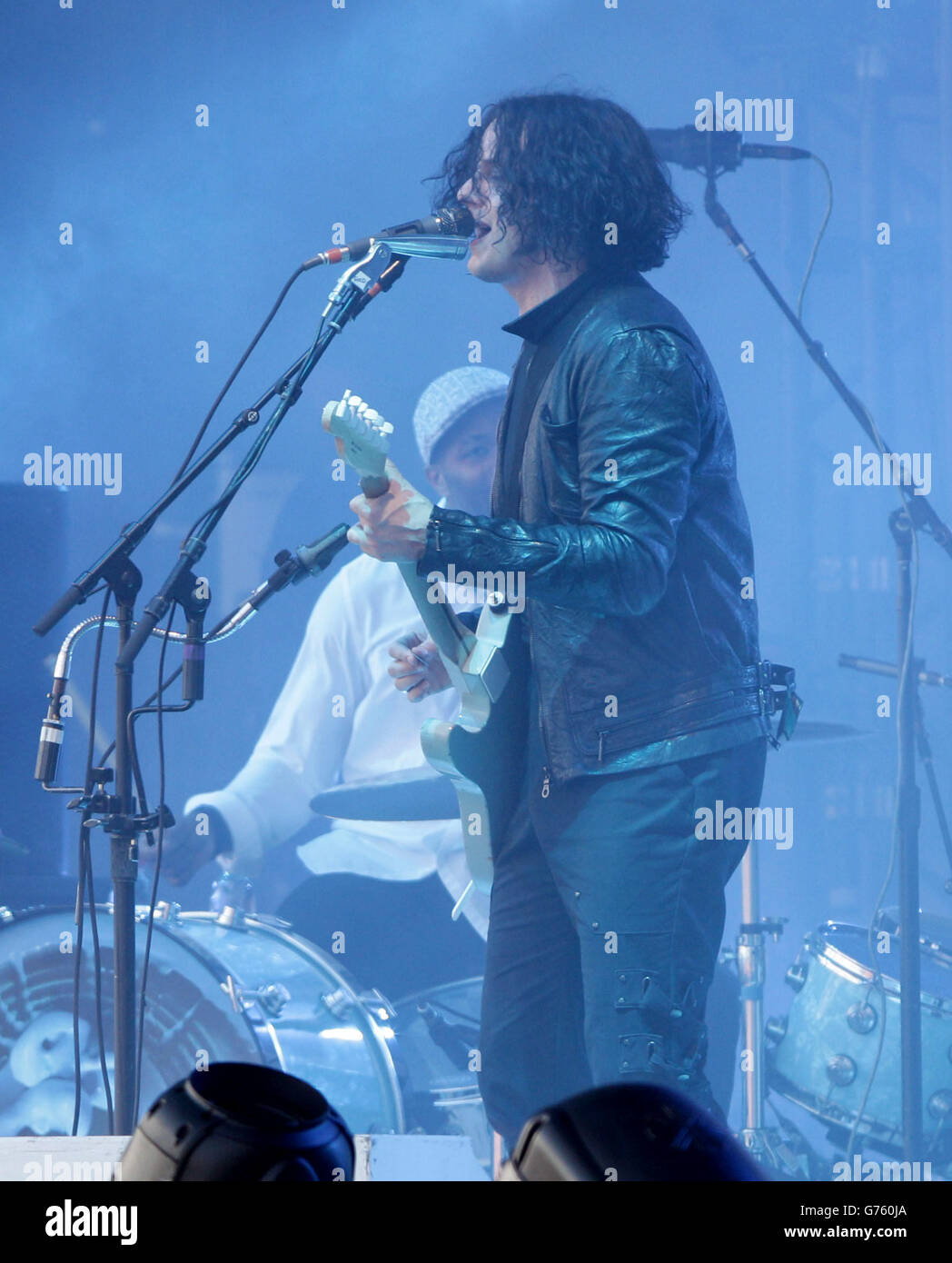 Jack White tritt auf der Pyramid Stage beim Glastonbury Festival auf, auf der Worthy Farm in Somerset. Stockfoto